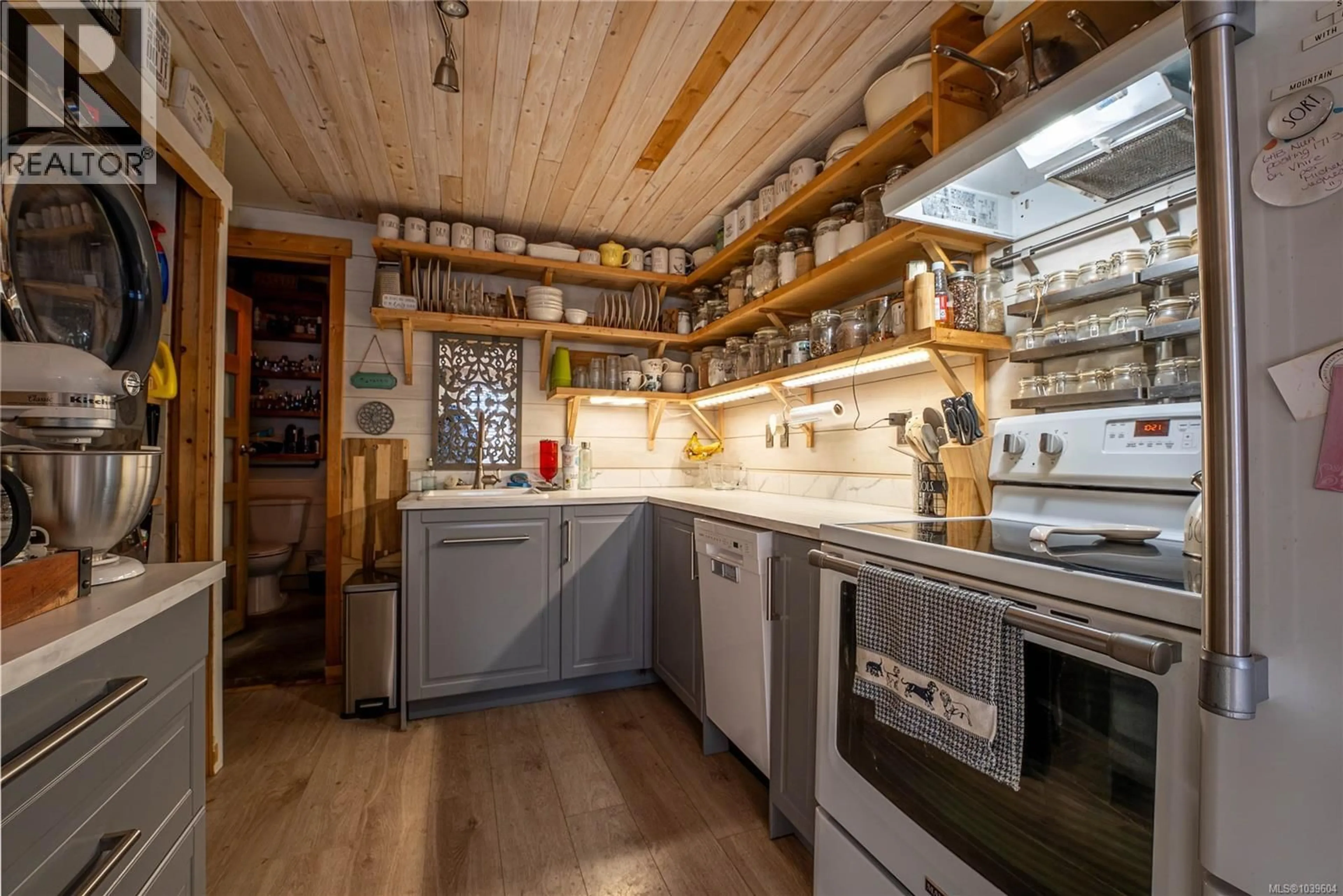 Rustic kitchen, unknown for 1011 COSTIN AVENUE, Langford British Columbia V9B2T4