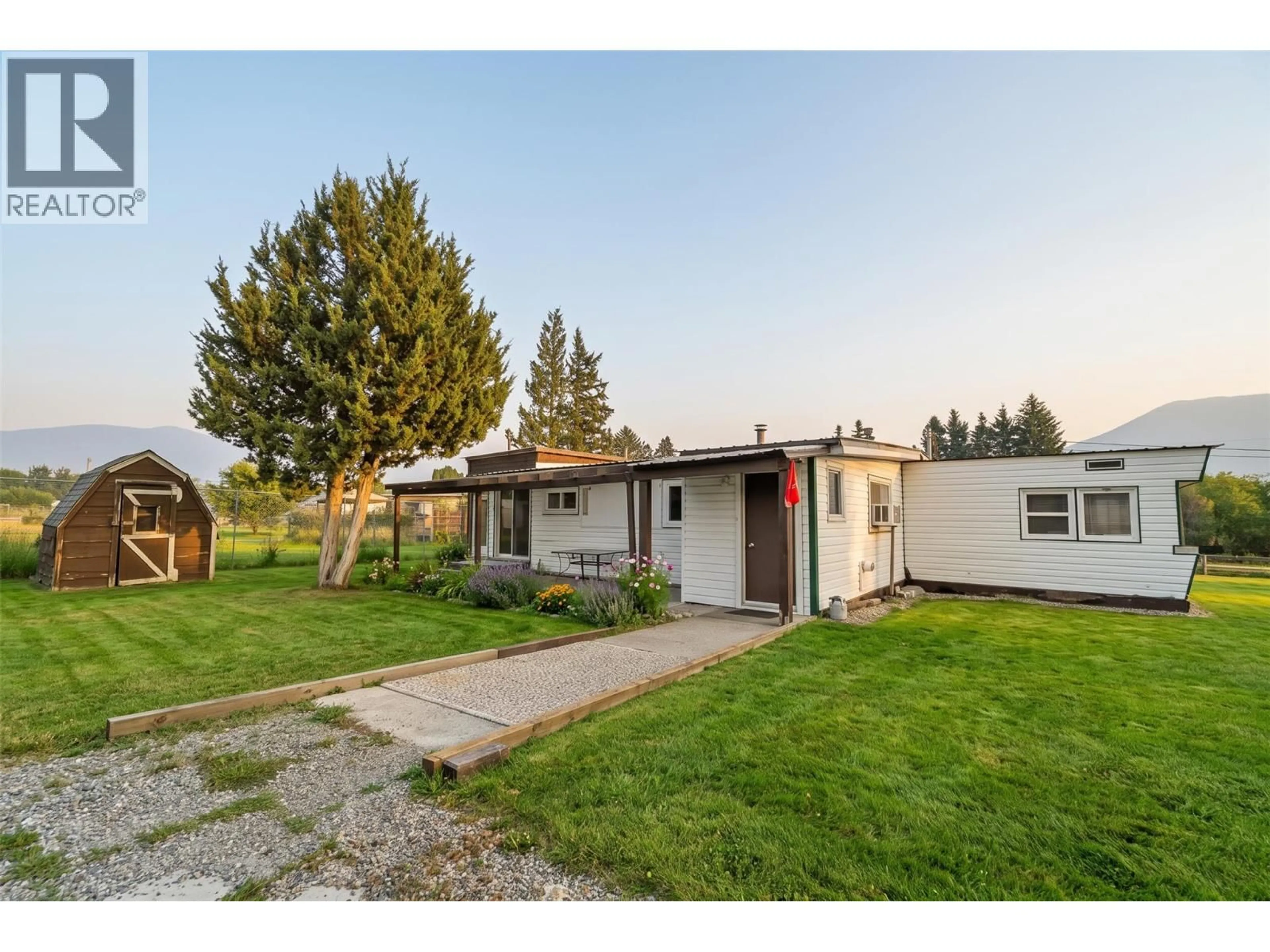 A pic from outside/outdoor area/front of a property/back of a property/a pic from drone, street for 443 MORGAN AVENUE, Merritt British Columbia V0K1Y0