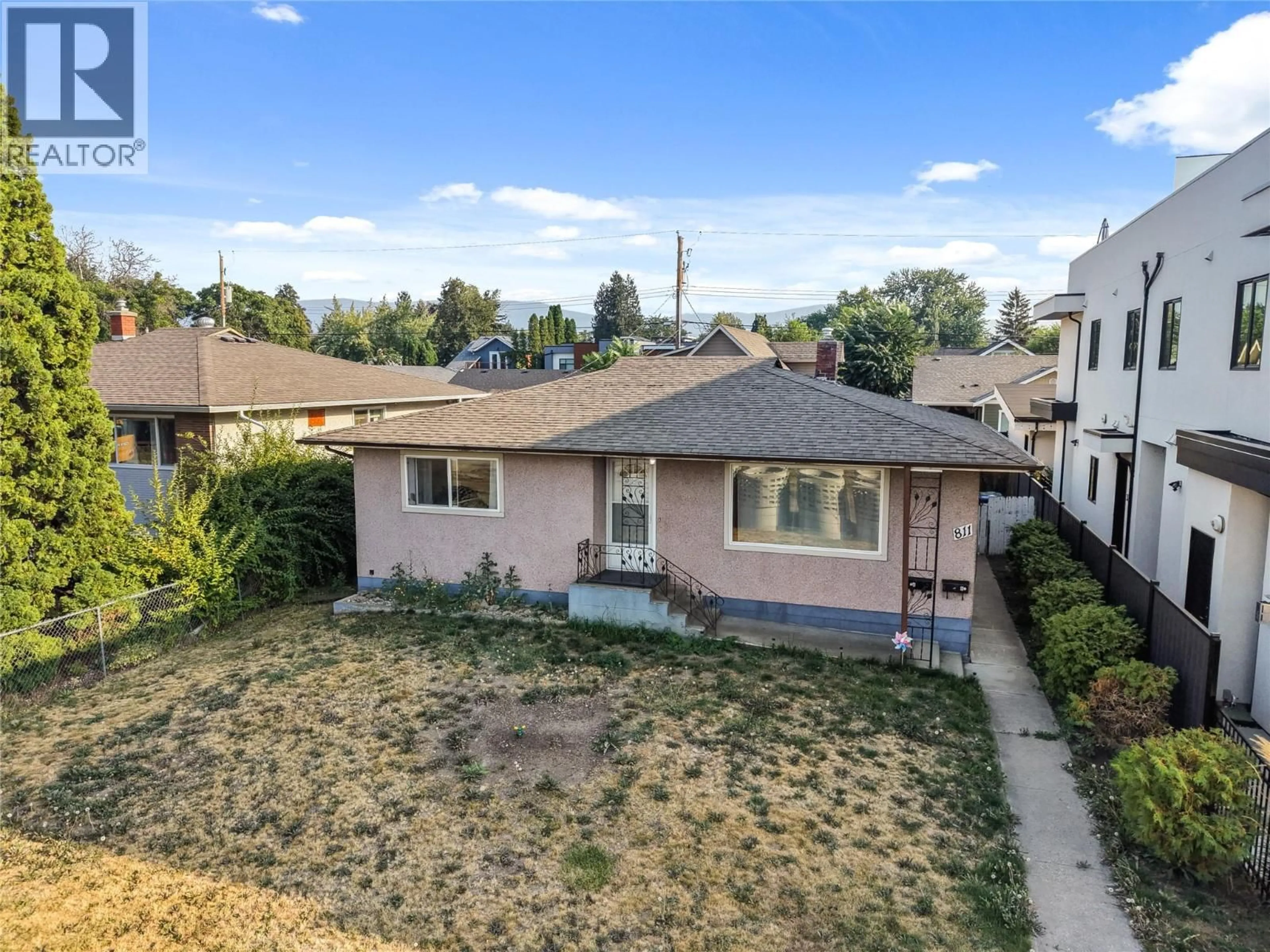 A pic from outside/outdoor area/front of a property/back of a property/a pic from drone, street for 811 MARTIN AVENUE, Kelowna British Columbia V1Y6V4
