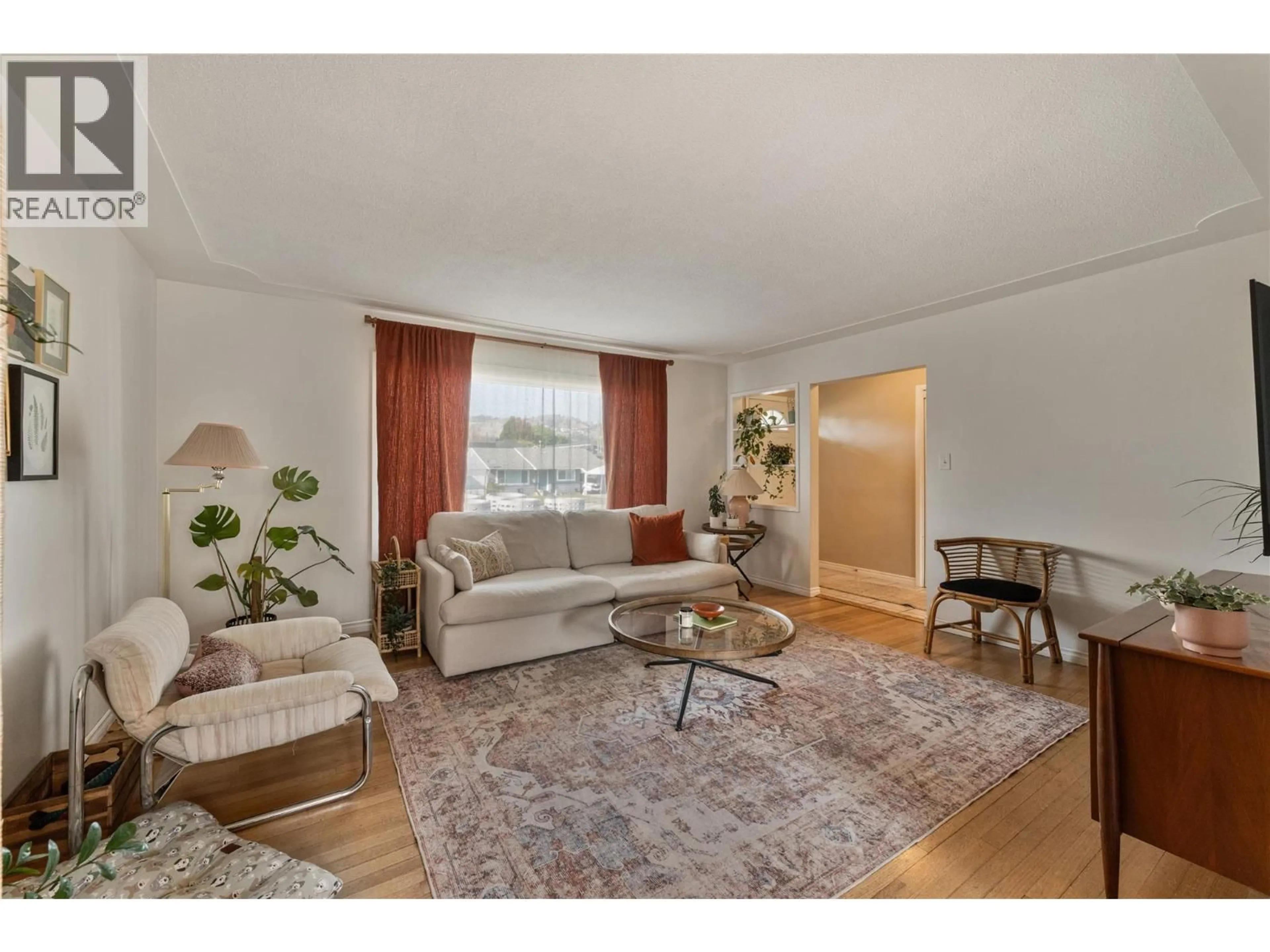 Living room with furniture, wood/laminate floor for 811 MARTIN AVENUE, Kelowna British Columbia V1Y6V4
