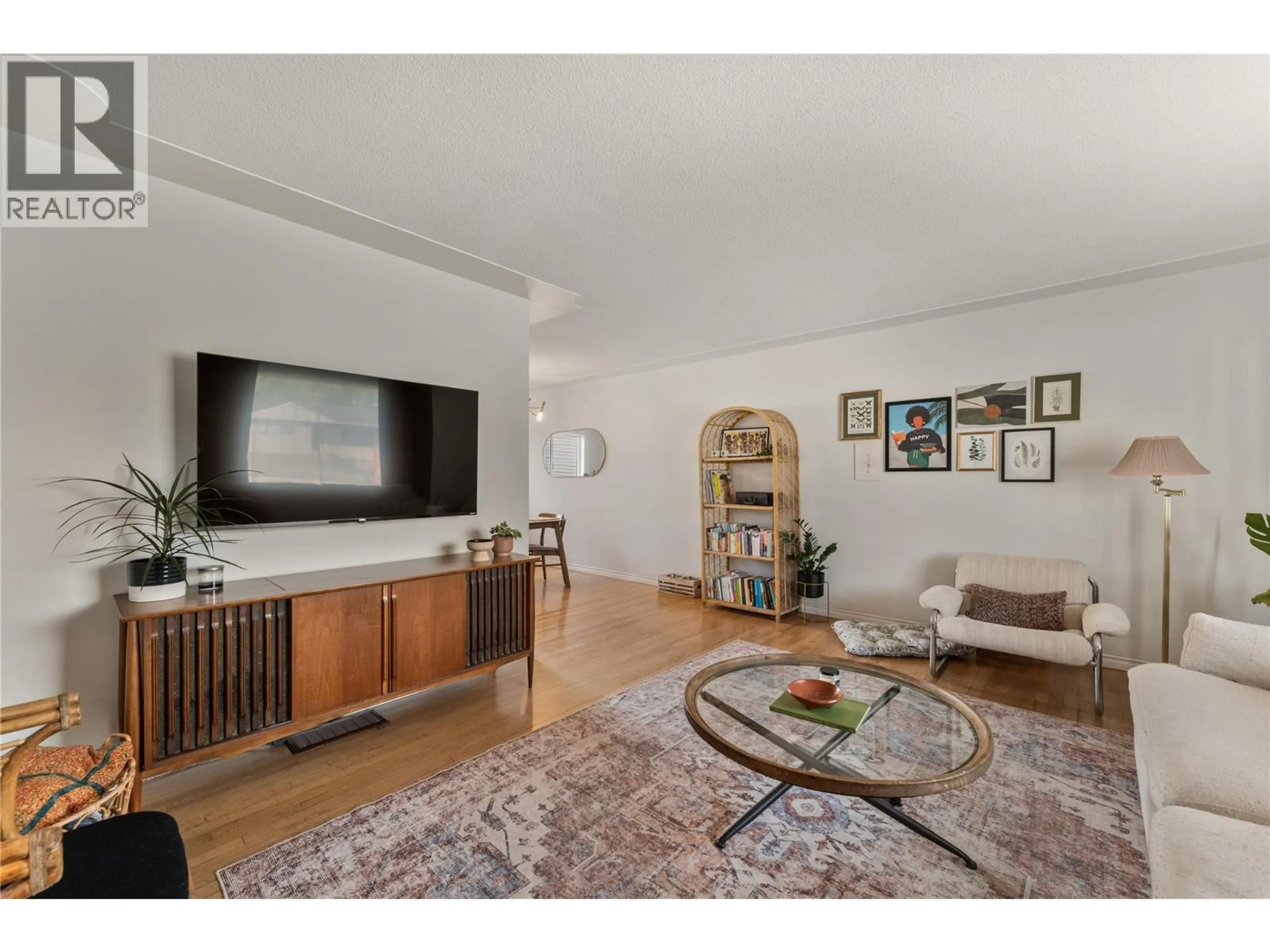 Living room with furniture, unknown for 811 MARTIN AVENUE, Kelowna British Columbia V1Y6V4