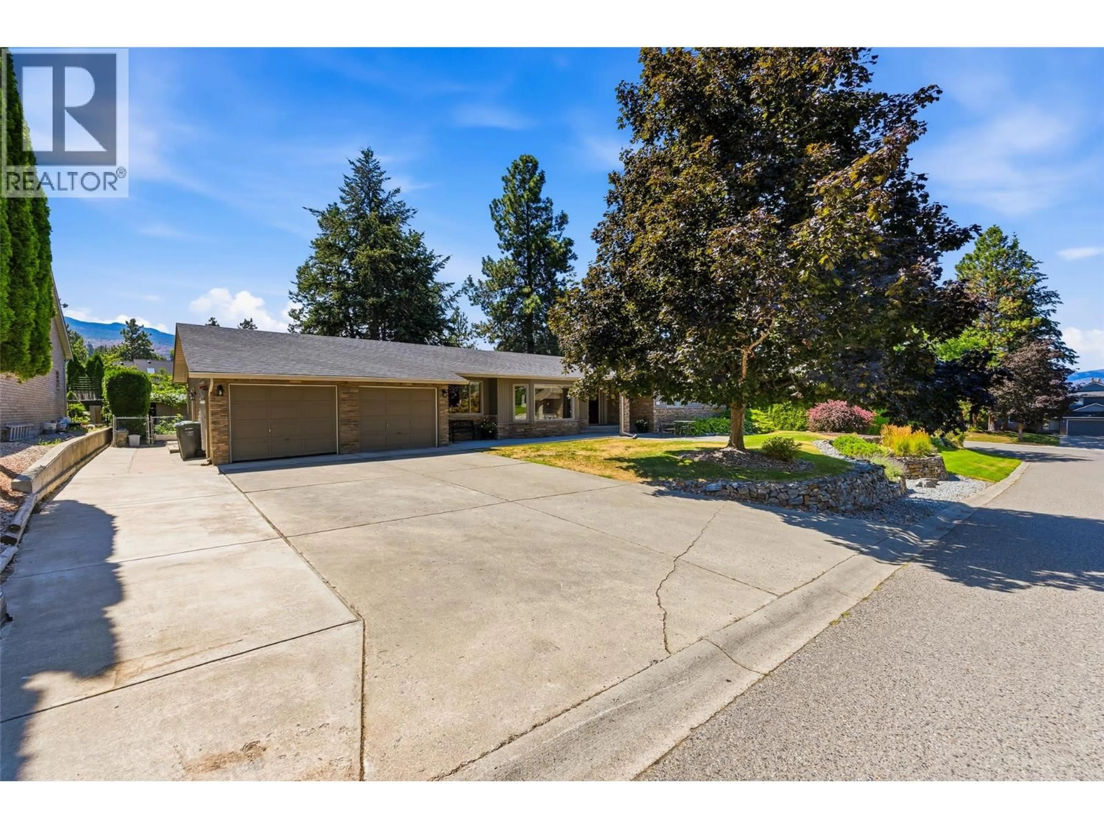 A pic from outside/outdoor area/front of a property/back of a property/a pic from drone, street for 557 VINTAGE TERRACE COURT, Kelowna British Columbia V1W2Z8