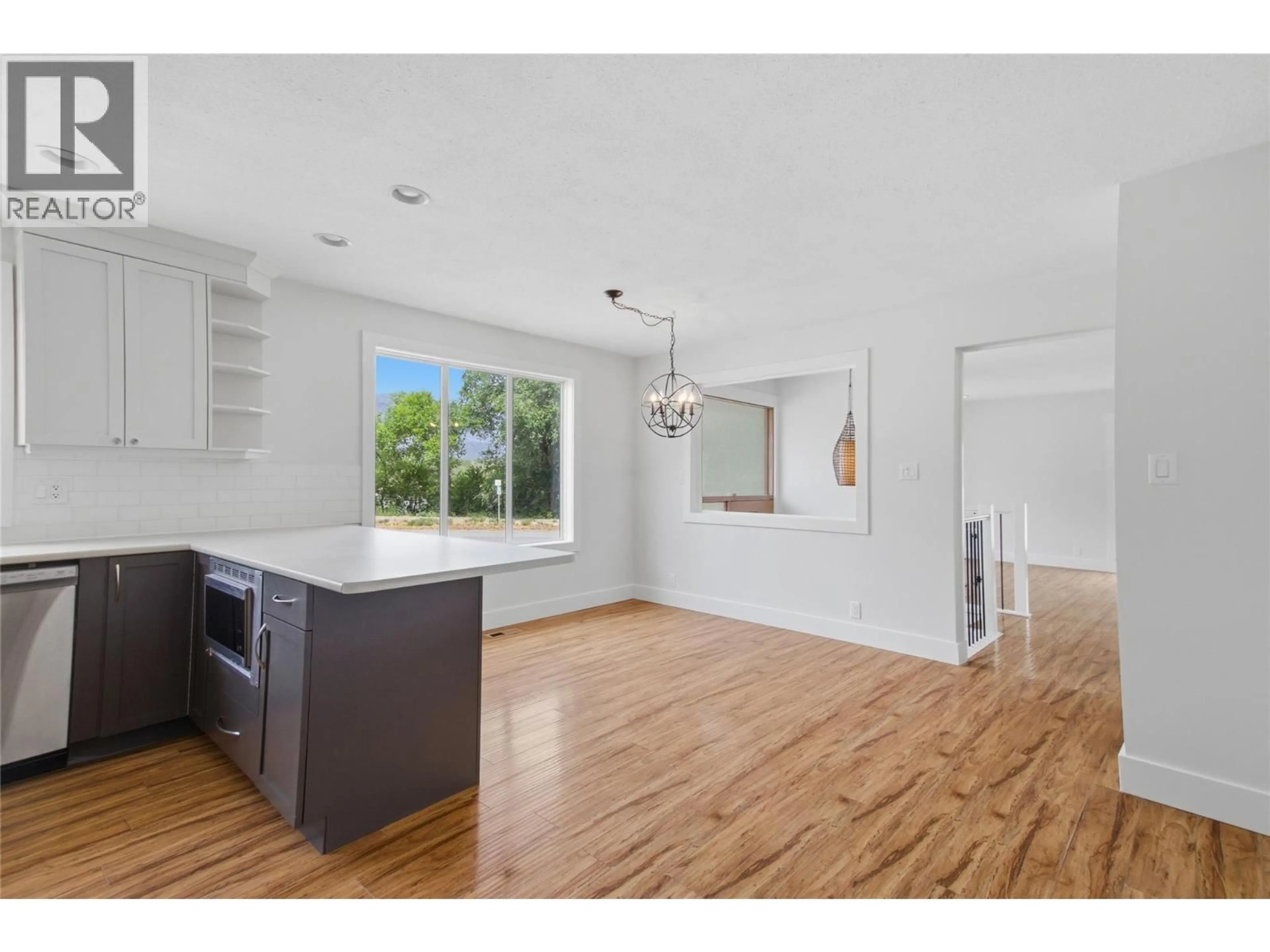 Open concept kitchen, wood/laminate floor for 298 JUNIPER AVENUE, Kamloops British Columbia V2B1H7