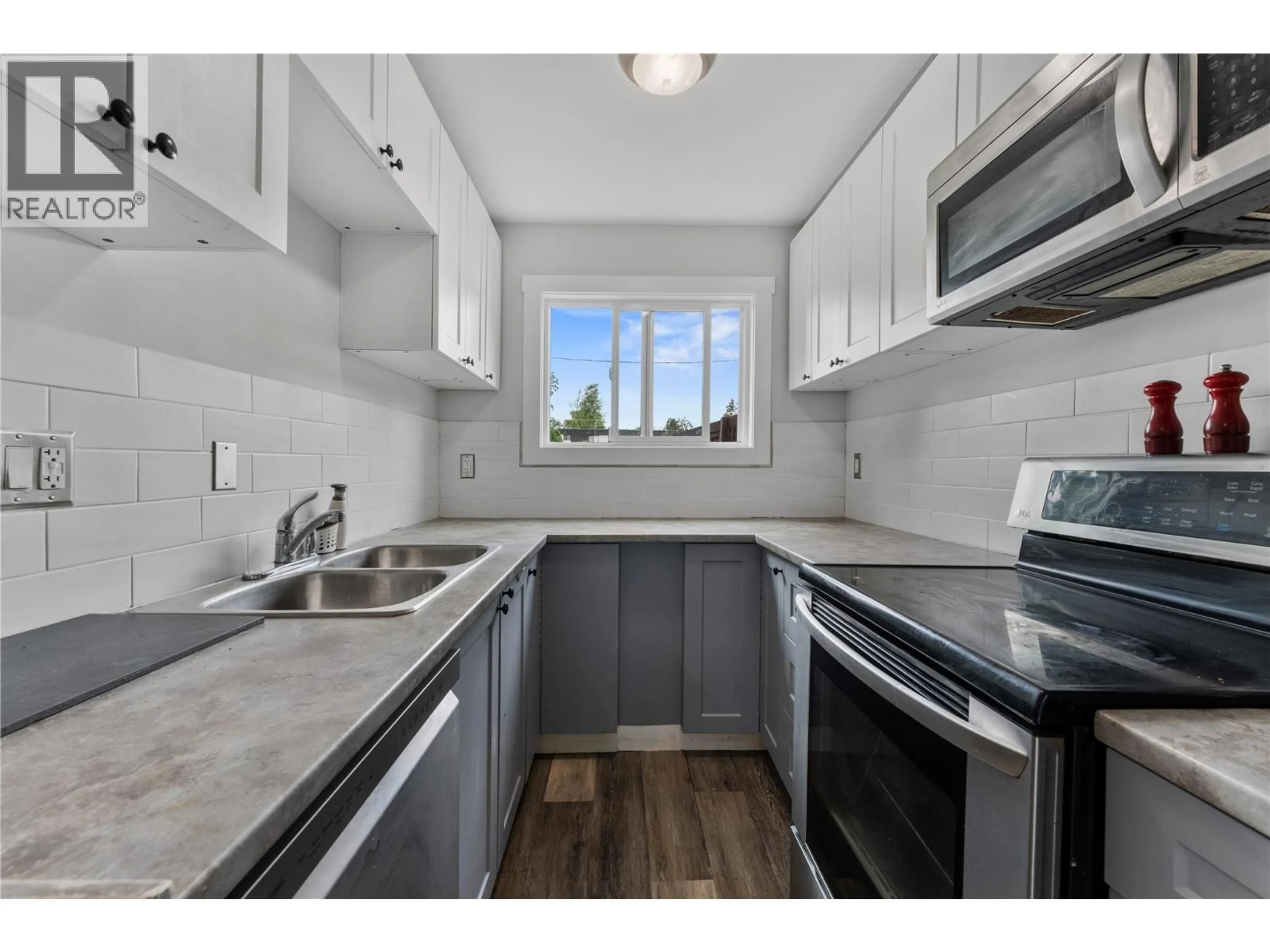 Standard kitchen, unknown for 5 - 3135 WALNUT STREET, Kelowna British Columbia V1W3T6