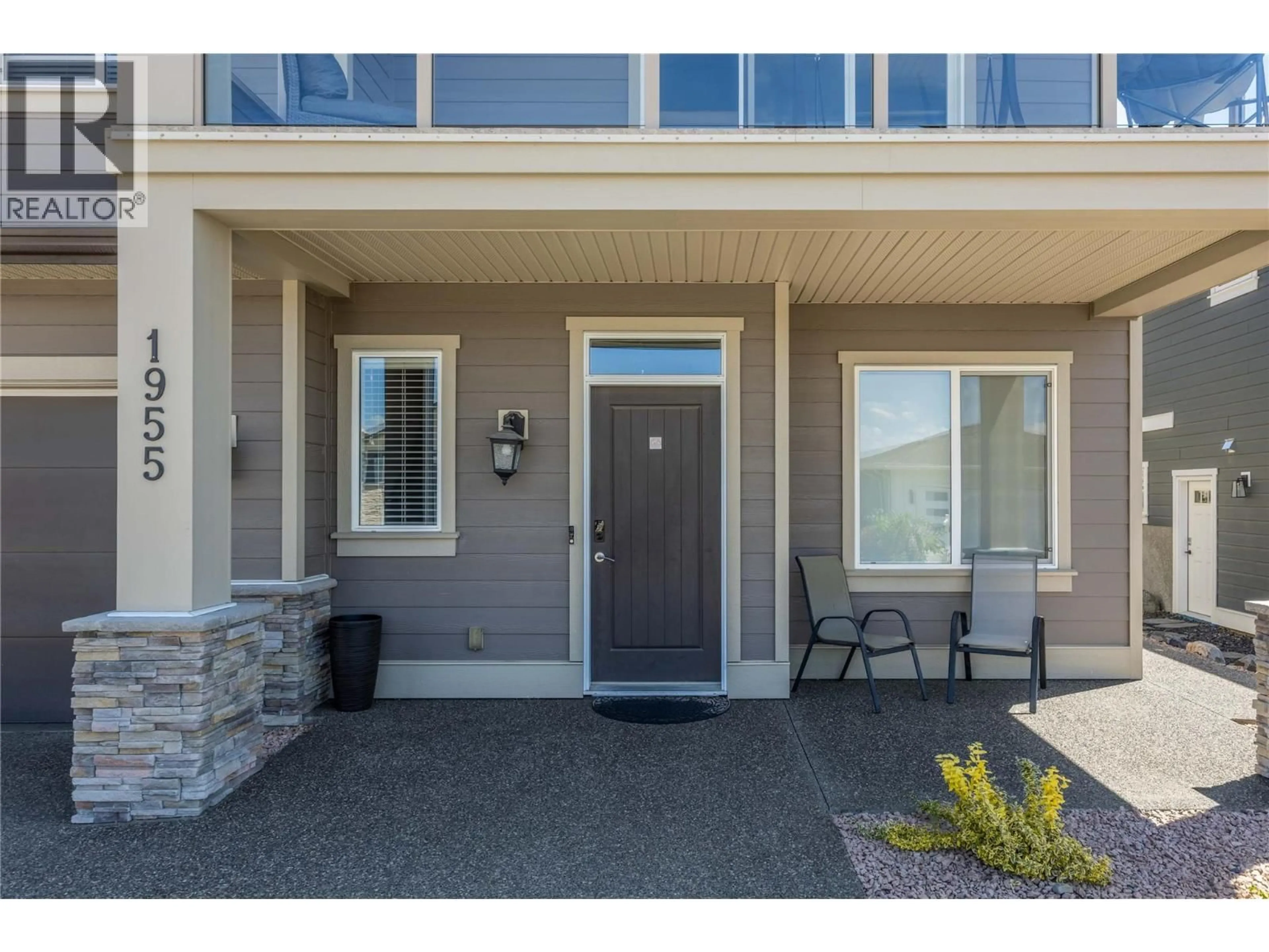 Indoor entryway for 1955 FOXTAIL TERRACE, Kelowna British Columbia V1P1T9