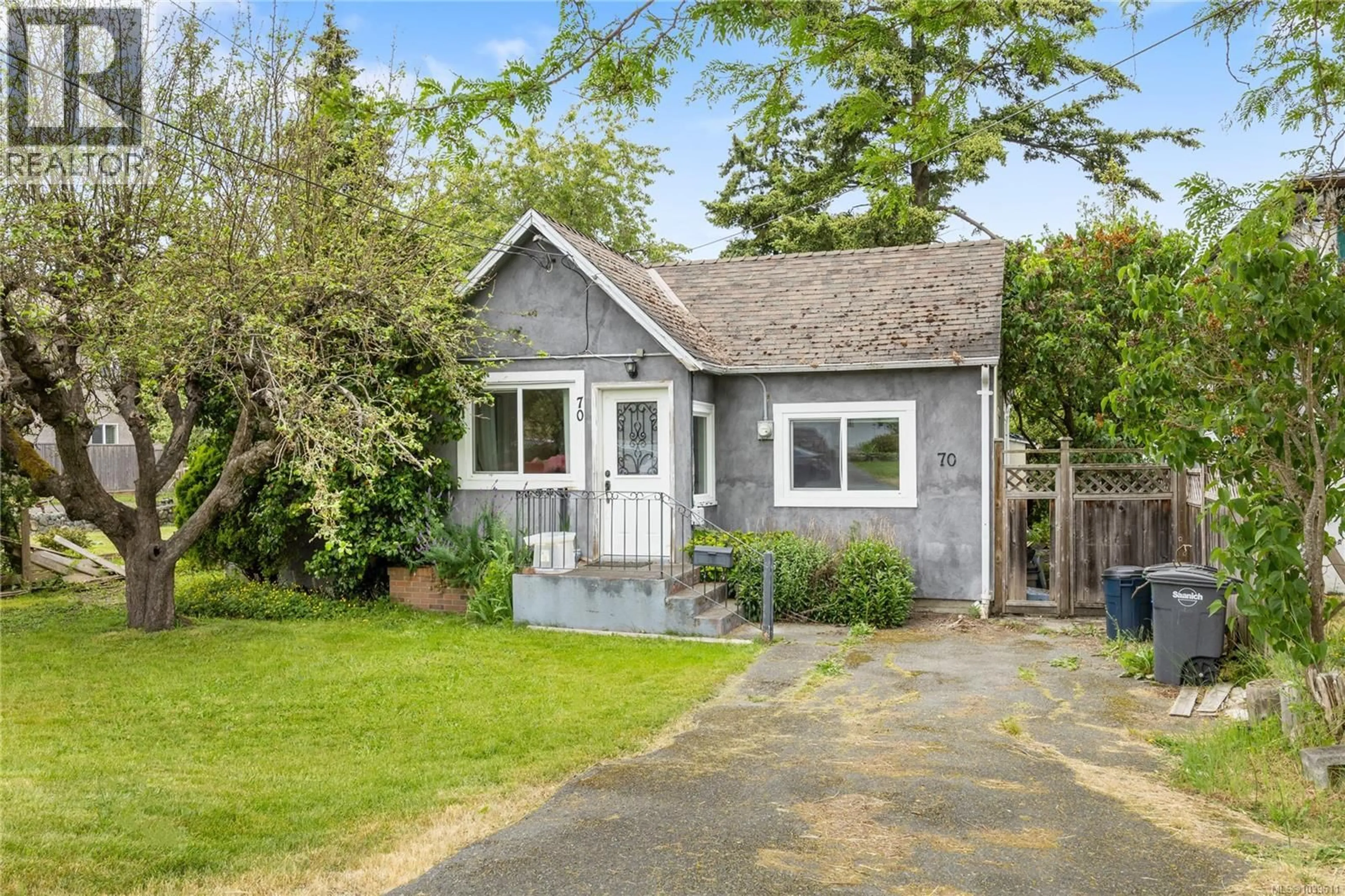Home with vinyl exterior material, street for 70 HAMPTON ROAD, Saanich British Columbia V8Z1G4