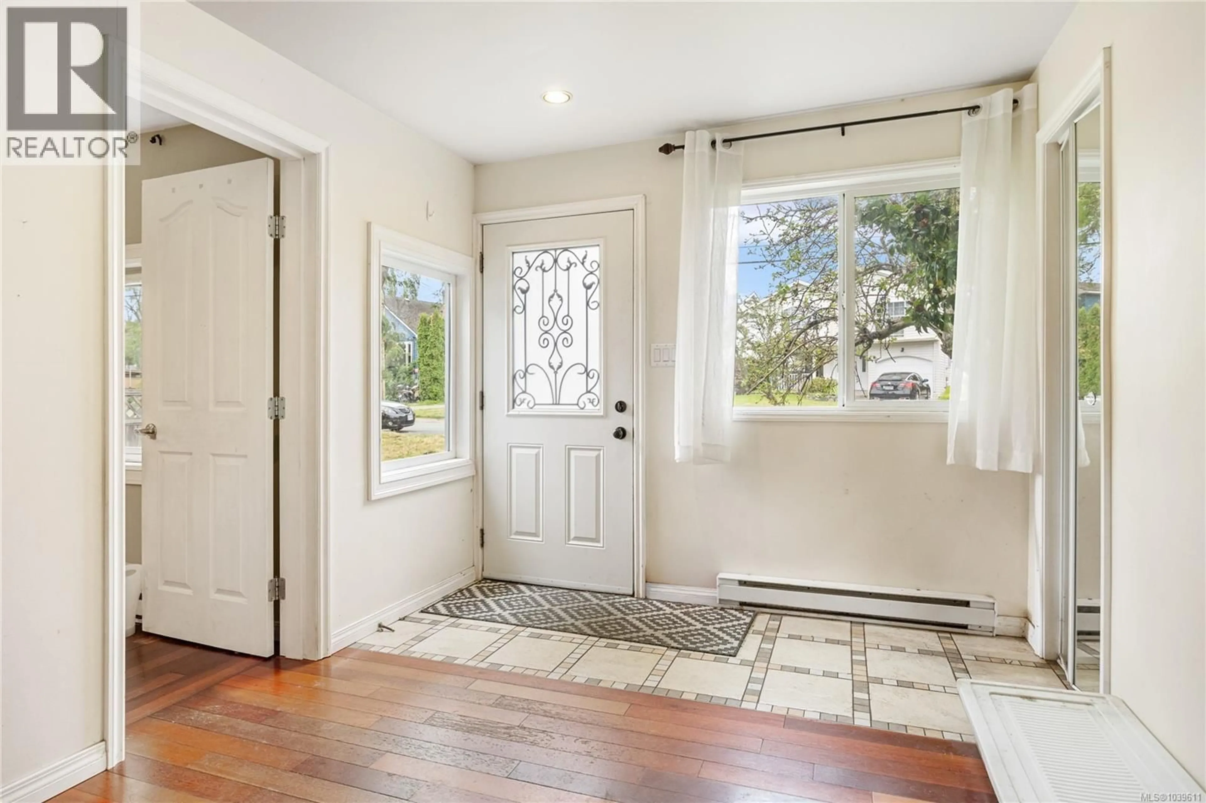 Indoor entryway for 70 HAMPTON ROAD, Saanich British Columbia V8Z1G4
