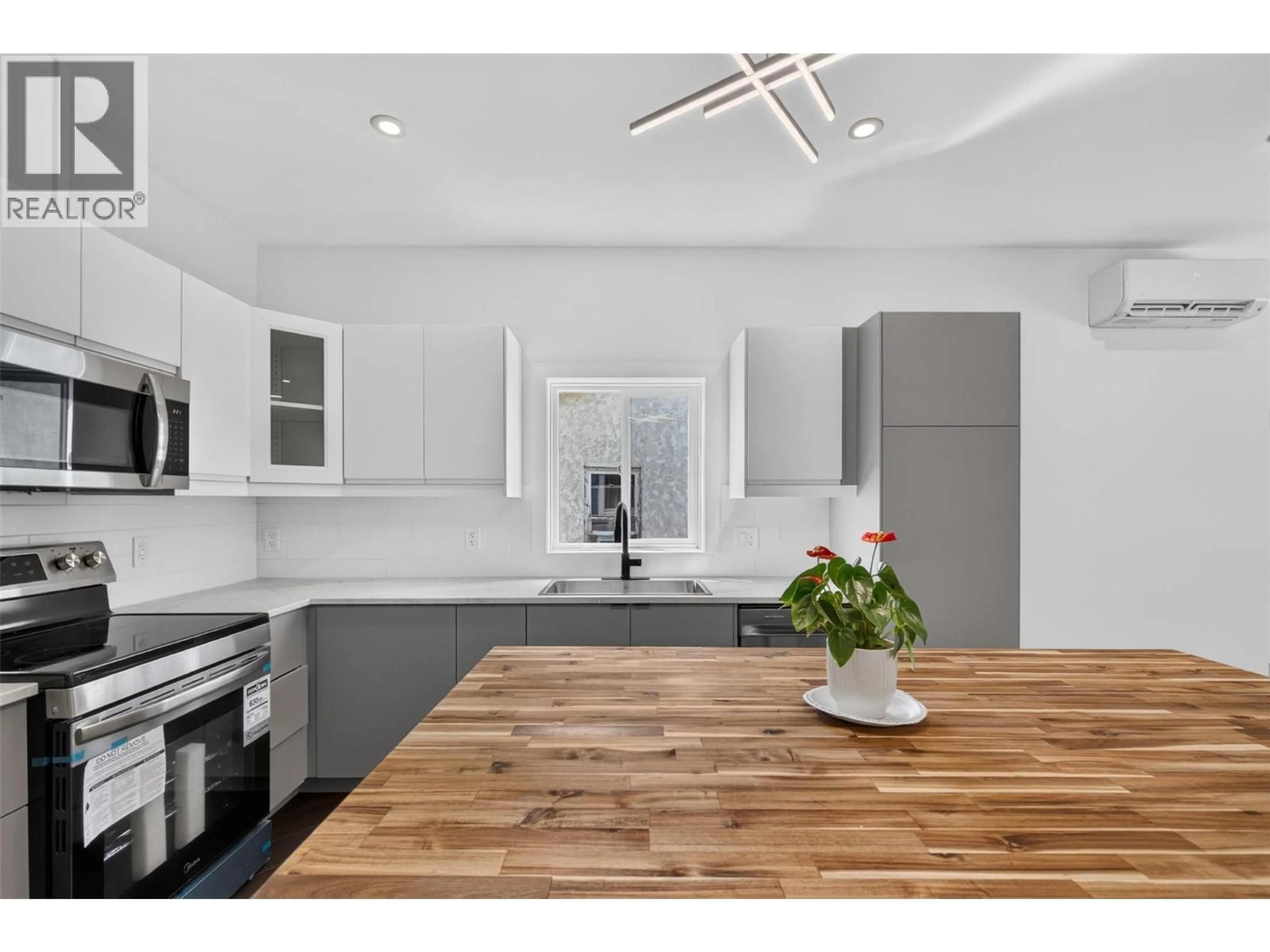 Open concept kitchen, unknown for 630 OKANAGAN SE AVENUE, Salmon Arm British Columbia V1E1G7
