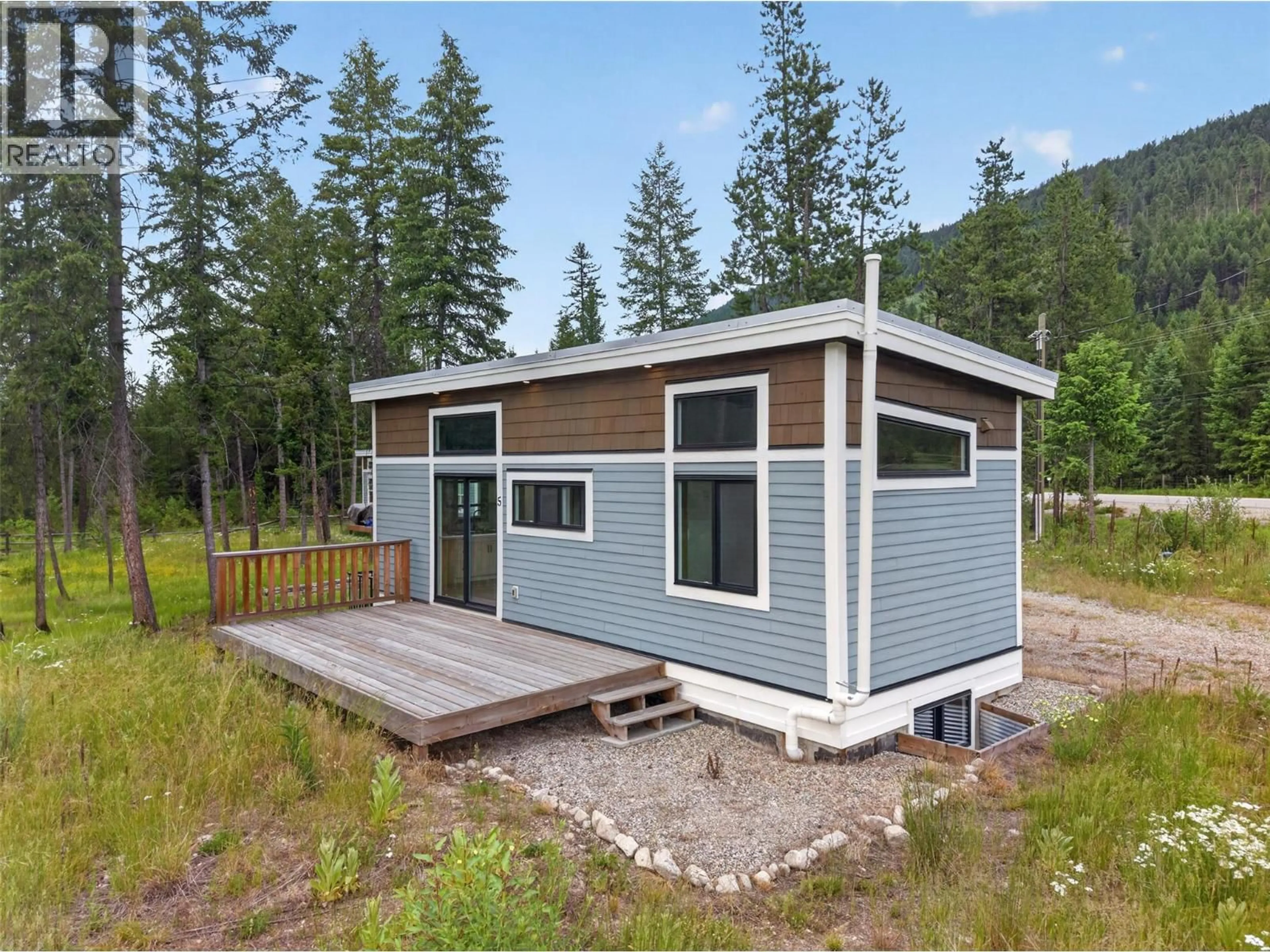 Home with vinyl exterior material, building for 1 - 5533 33 HIGHWAY, Beaverdell British Columbia V0H1A0