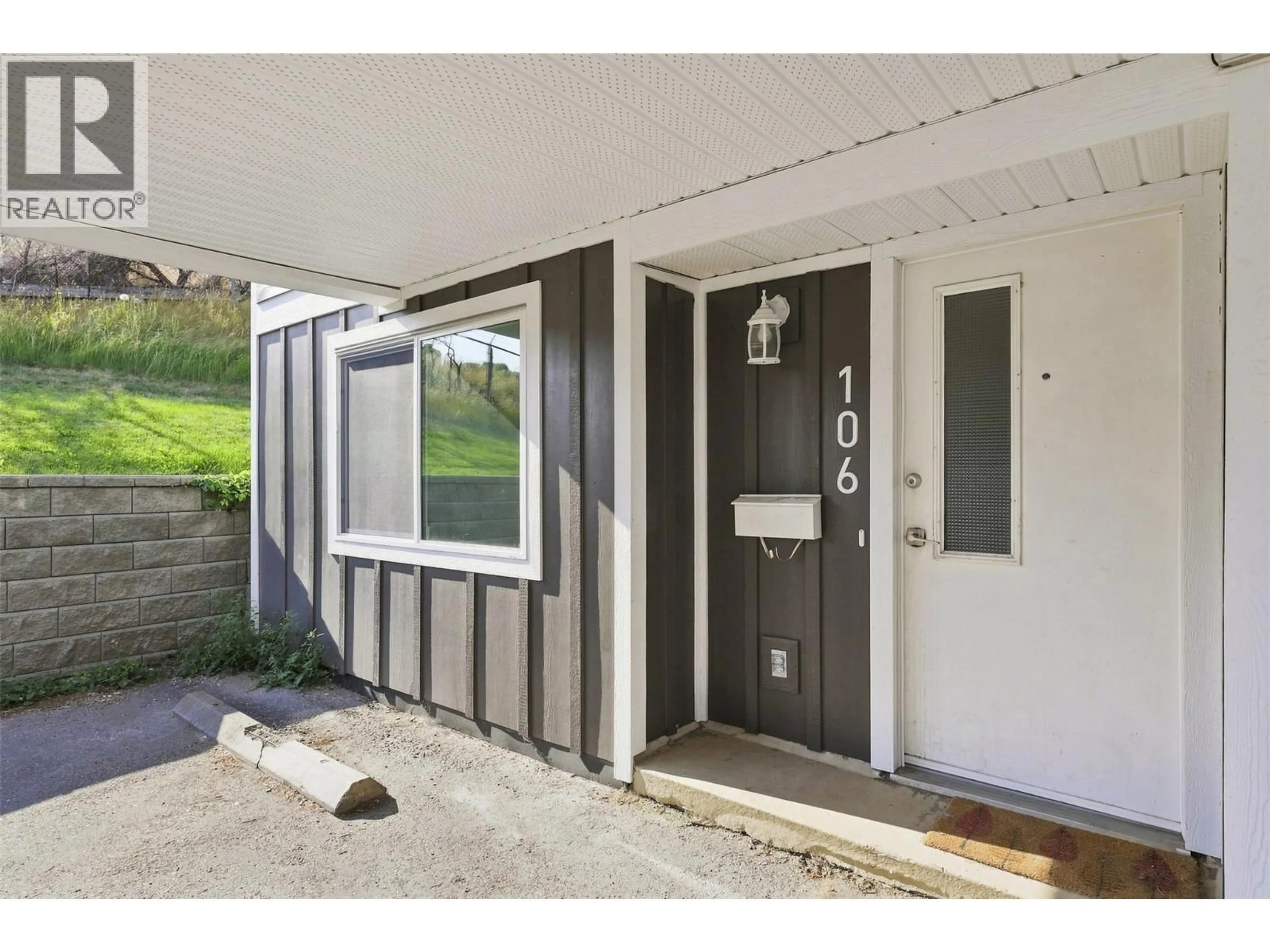 Indoor entryway for 106 - 643 MCBETH PLACE, Kamloops British Columbia V2C5V9