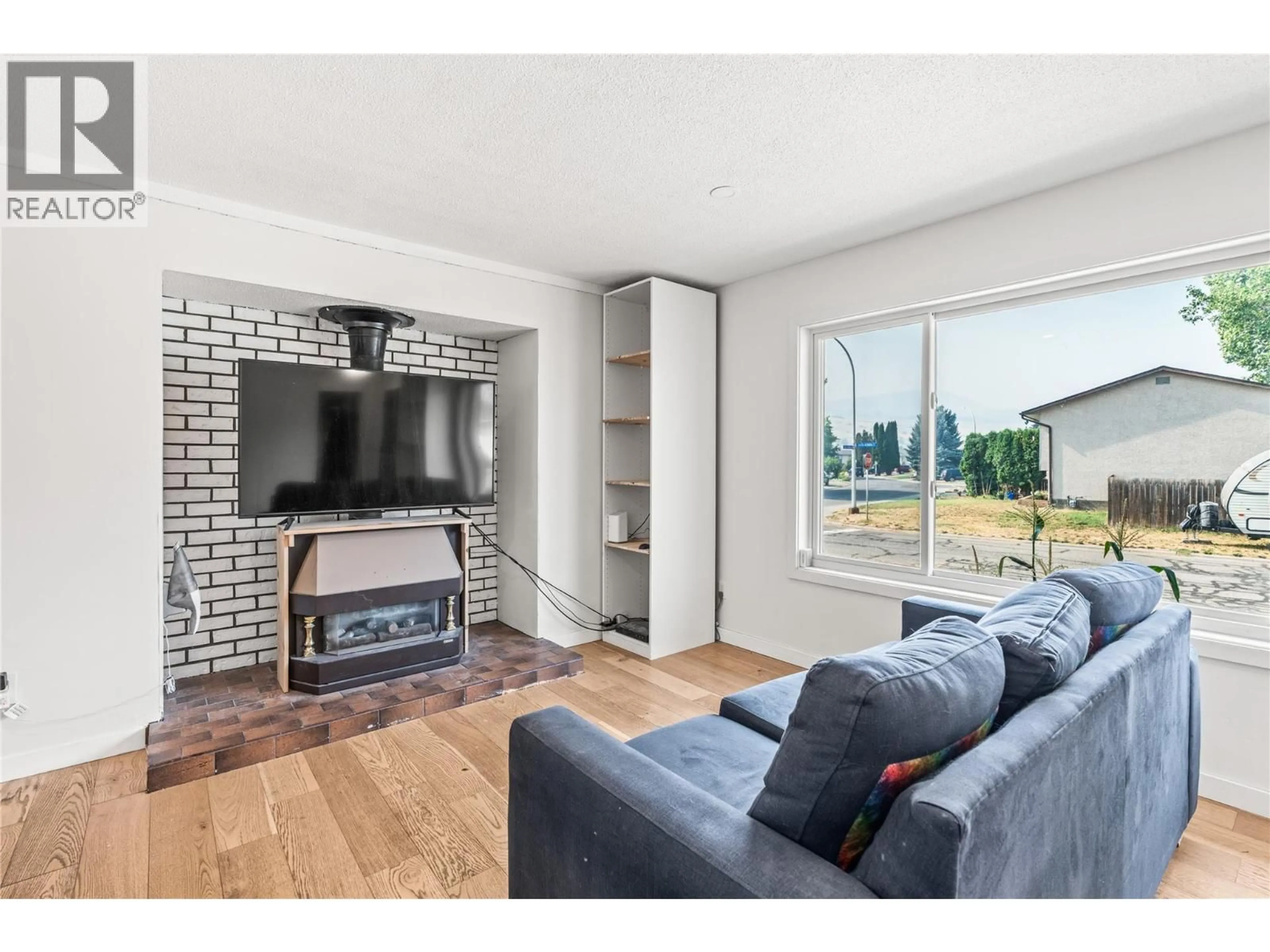 Living room with furniture, unknown for 5503 SOUTH VERNON COURT, Vernon British Columbia V1T8N6