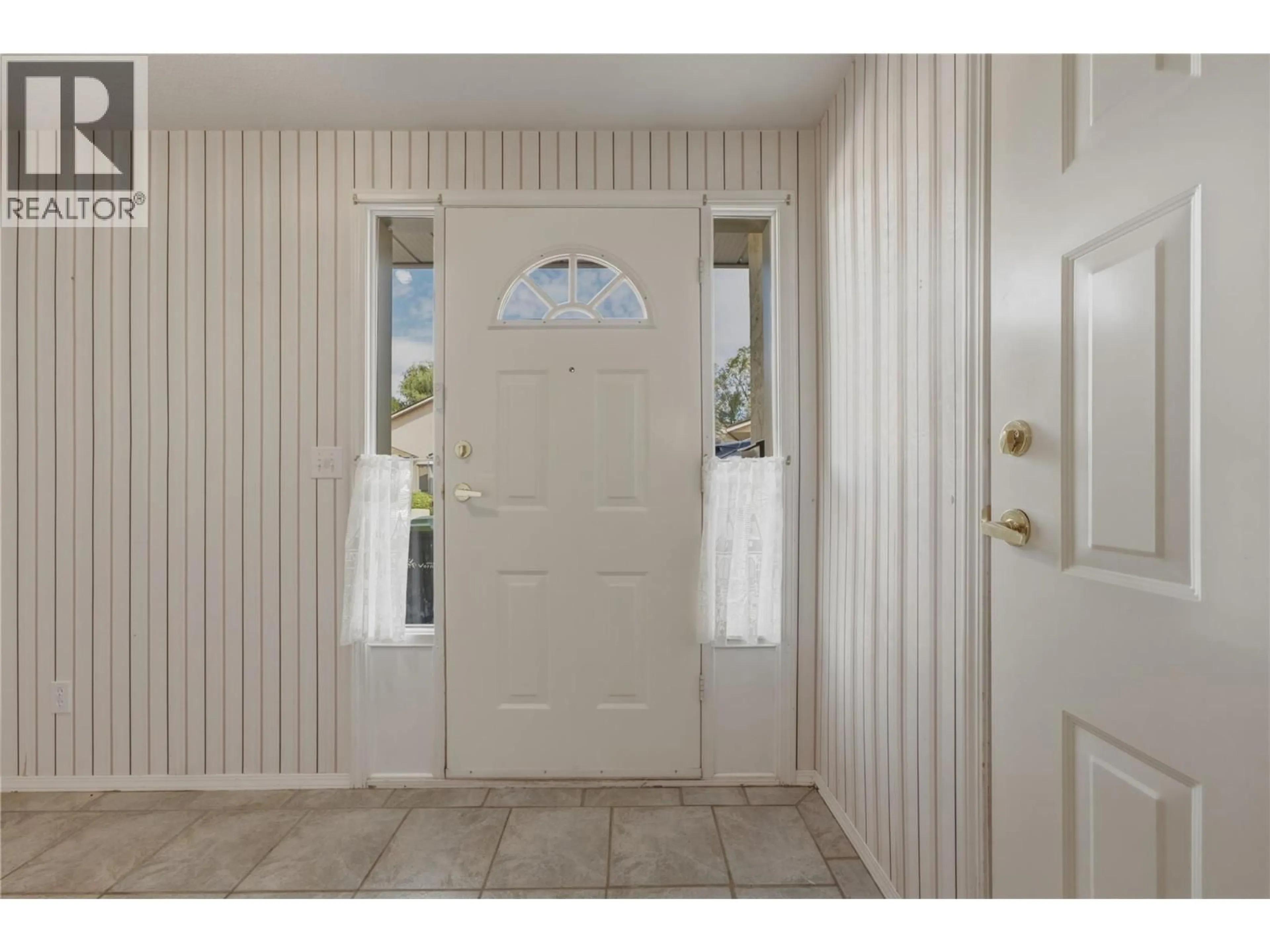 Indoor entryway for 15 - 3850 ARGYLE AVENUE, Vernon British Columbia V1T8K9
