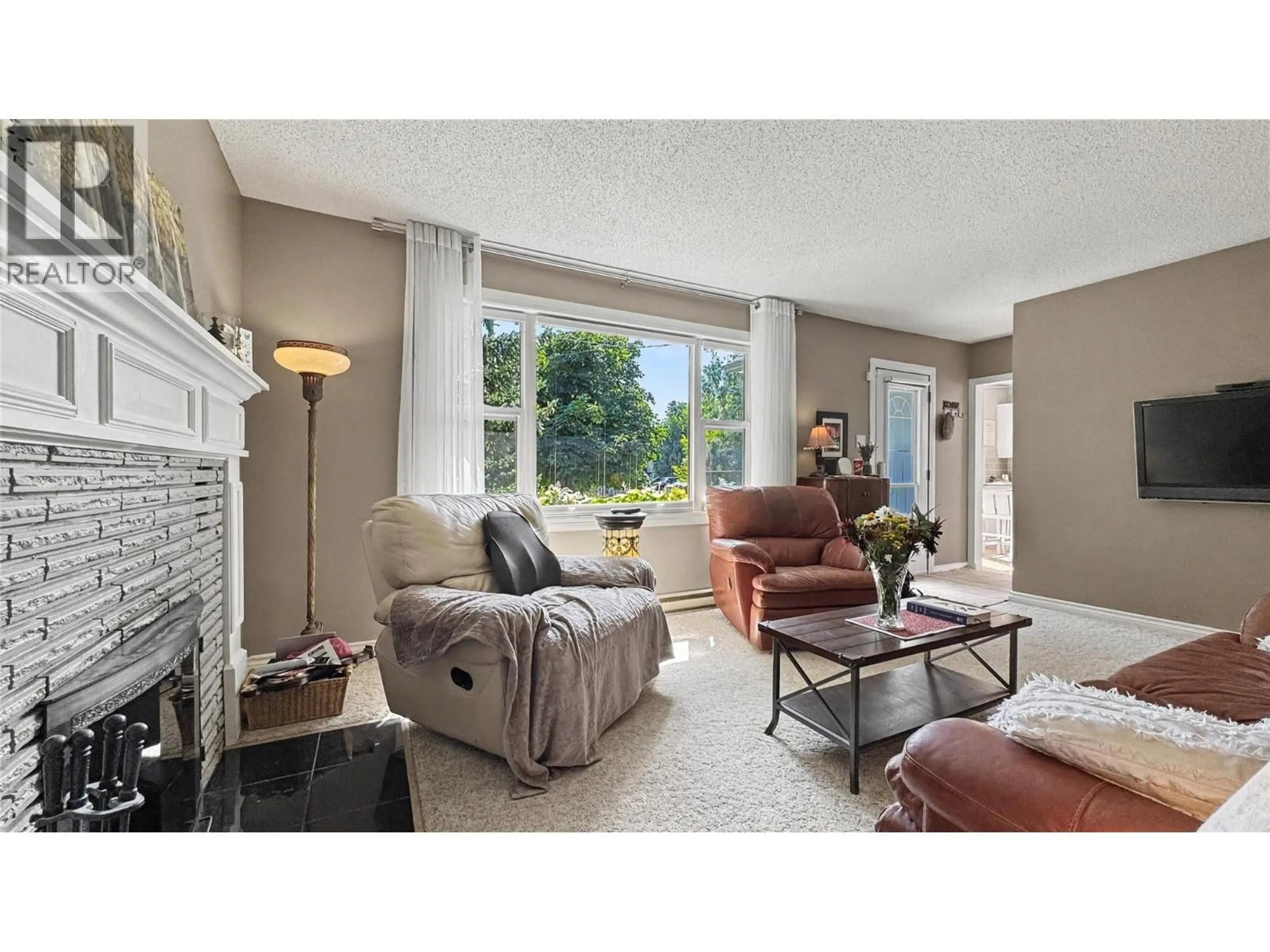 Living room with furniture, unknown for 15 15TH AVENUE SOUTH, Cranbrook British Columbia V1C2Y4