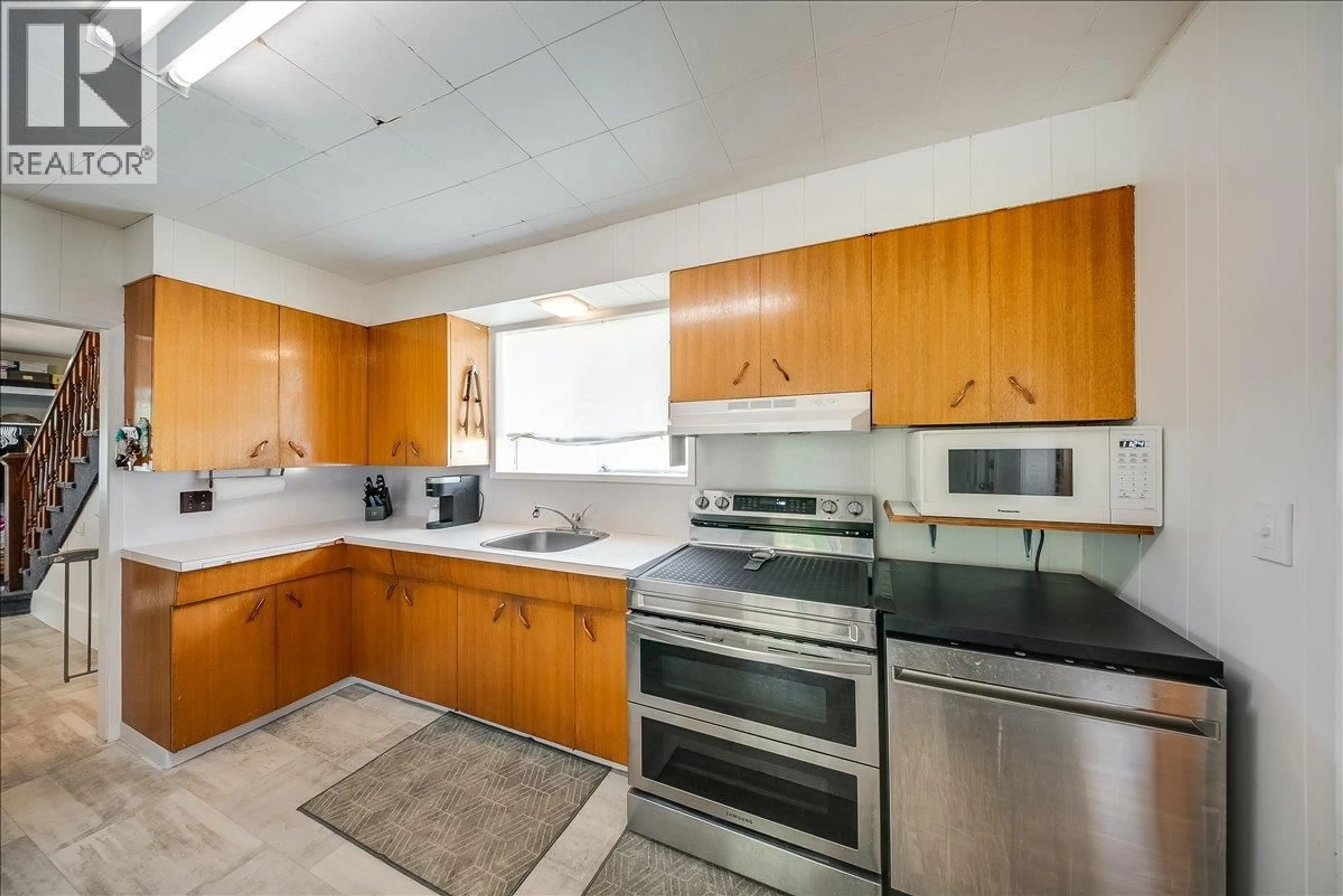 Standard kitchen, ceramic/tile floor for 1109 NELSON AVENUE, Trail British Columbia V1R3H4