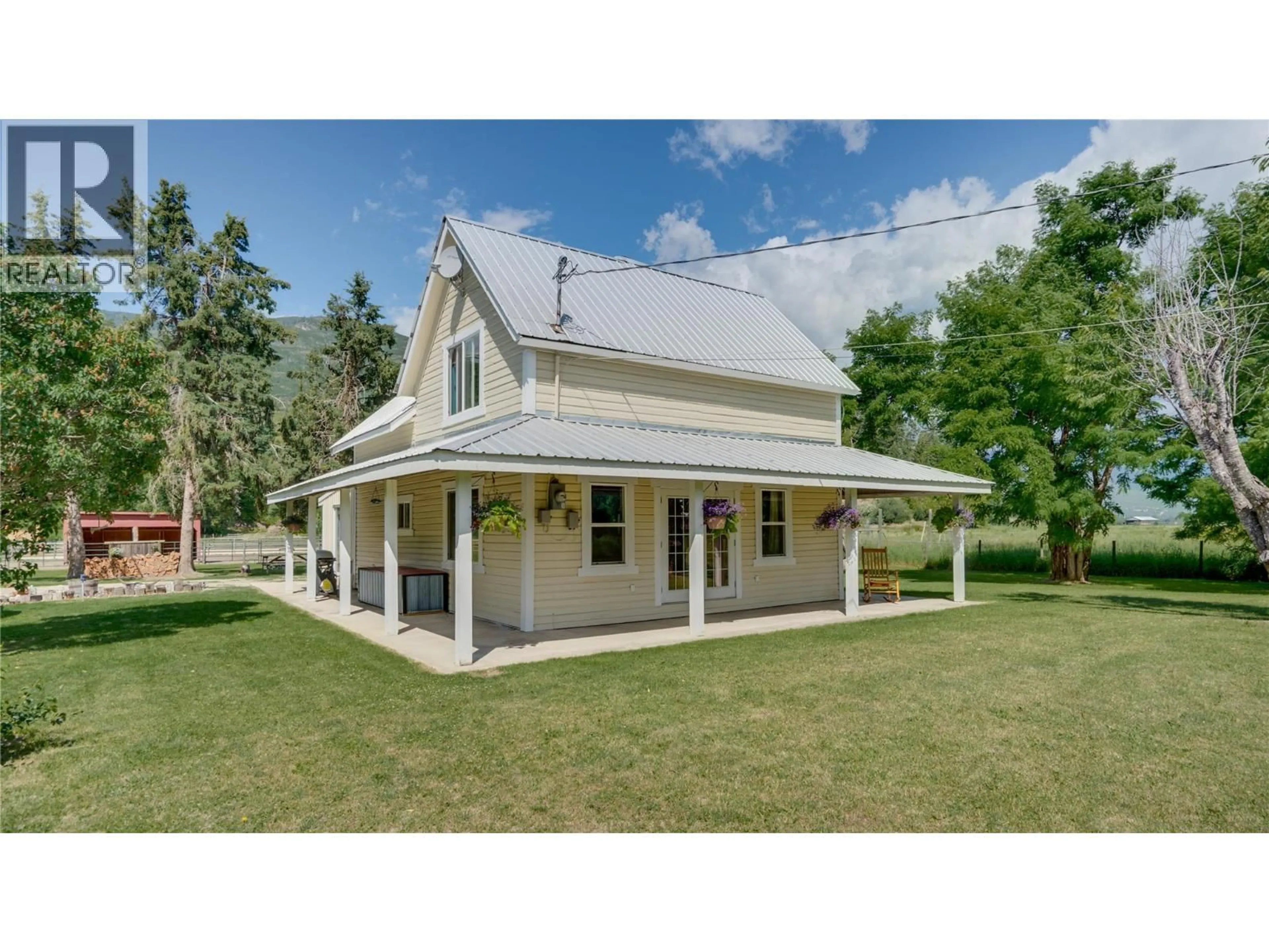 Home with vinyl exterior material, street for 796 SALMON RIVER ROAD, Salmon Arm British Columbia V1E3E9