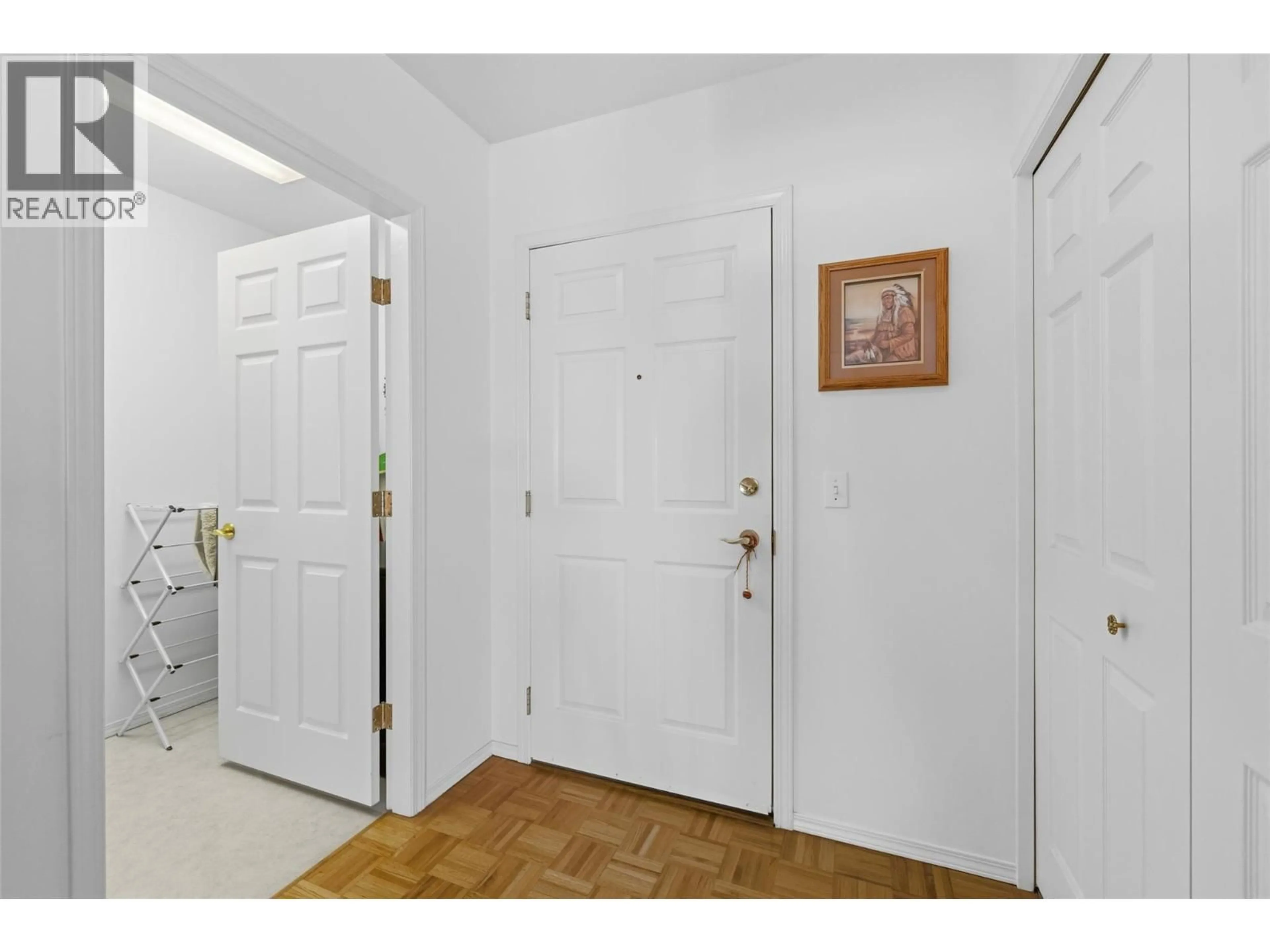 Indoor entryway for 303 - 1318 RICHTER STREET, Kelowna British Columbia V1Y2L3