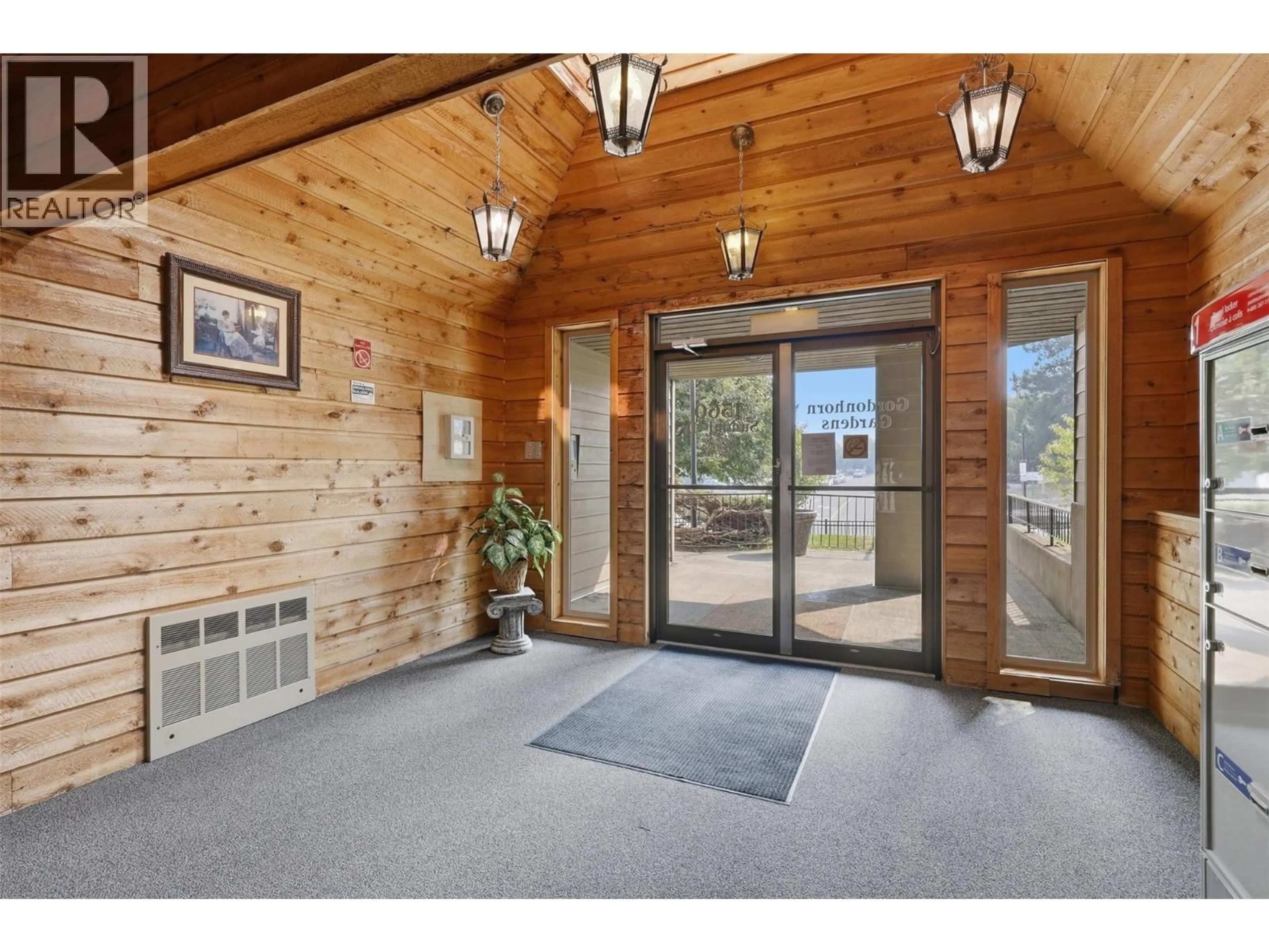 Indoor foyer for 224 - 1560 SUMMIT DRIVE, Kamloops British Columbia V2E1R5