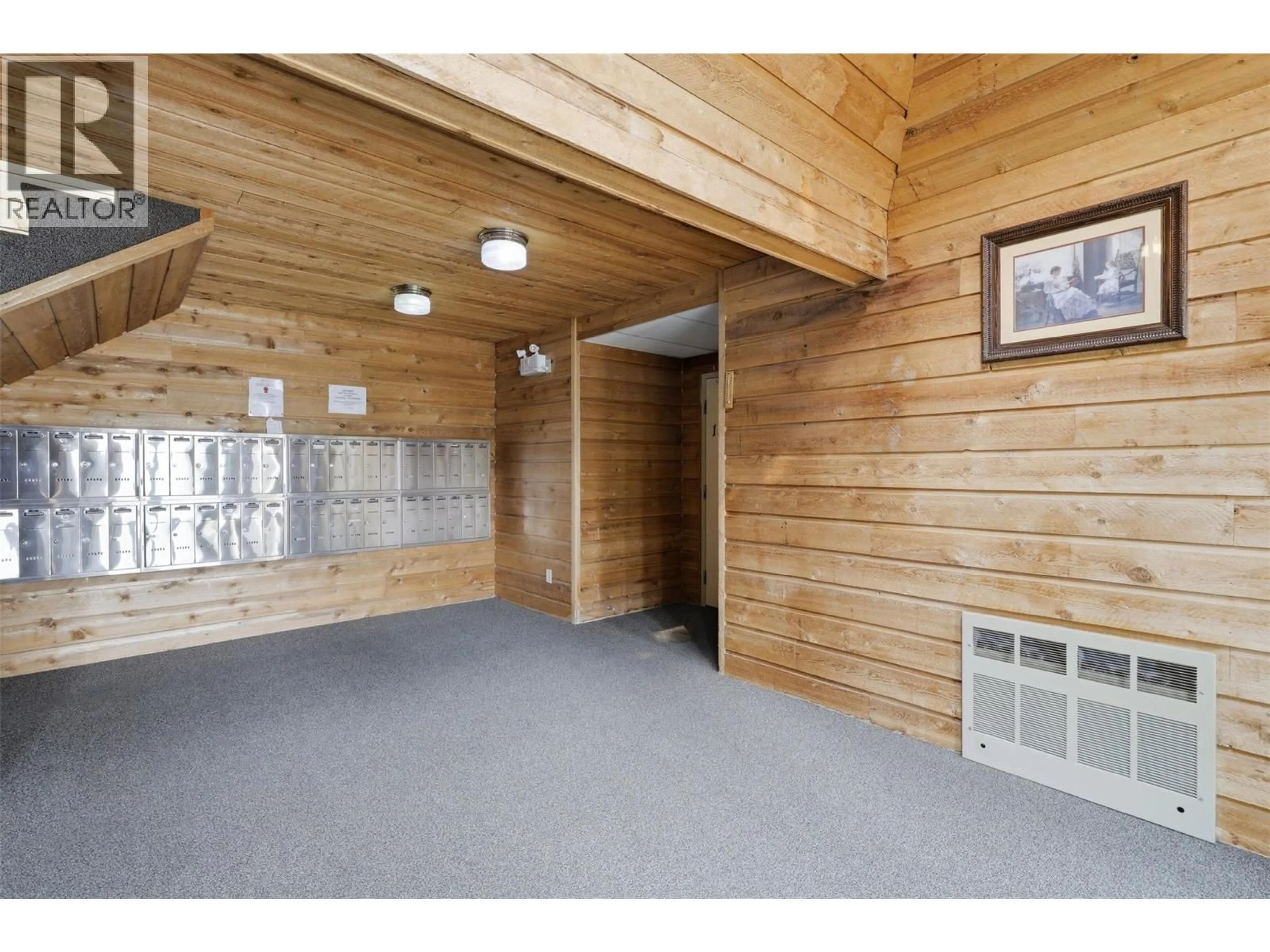Indoor foyer for 224 - 1560 SUMMIT DRIVE, Kamloops British Columbia V2E1R5