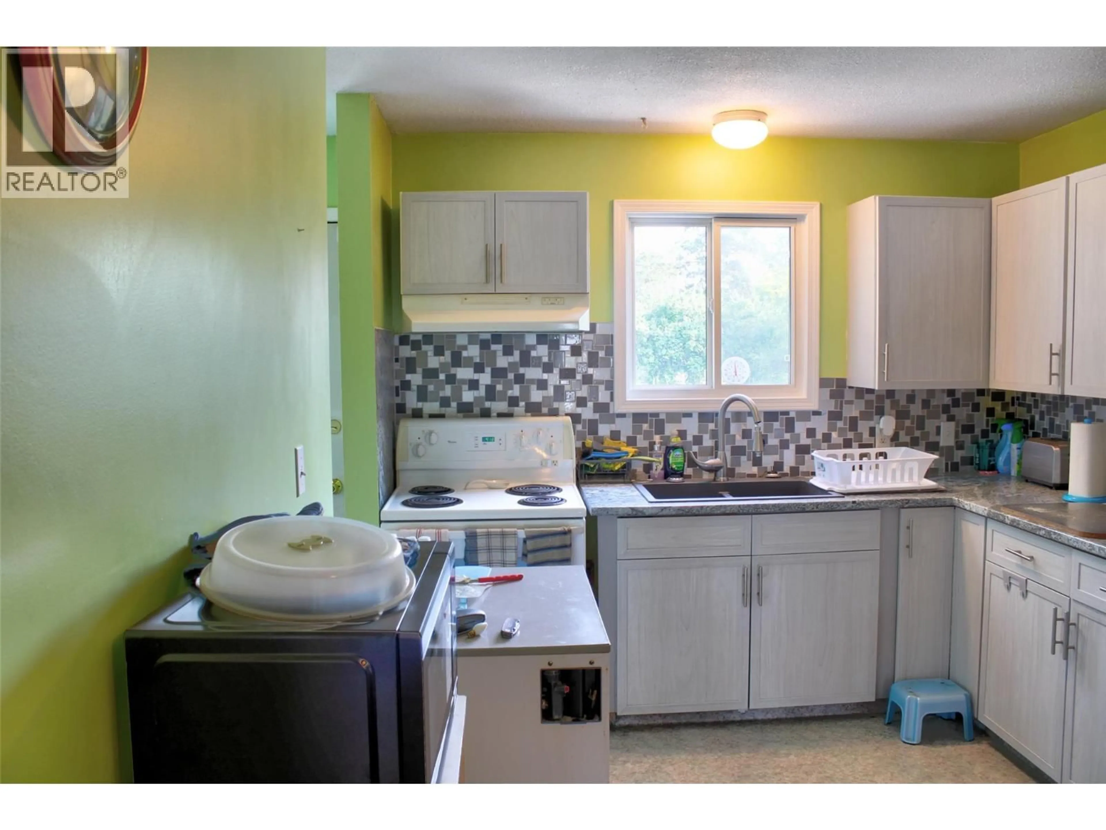 Standard kitchen, ceramic/tile floor for 2860 WILLOWDALE DRIVE, Armstrong British Columbia V4Y0H2