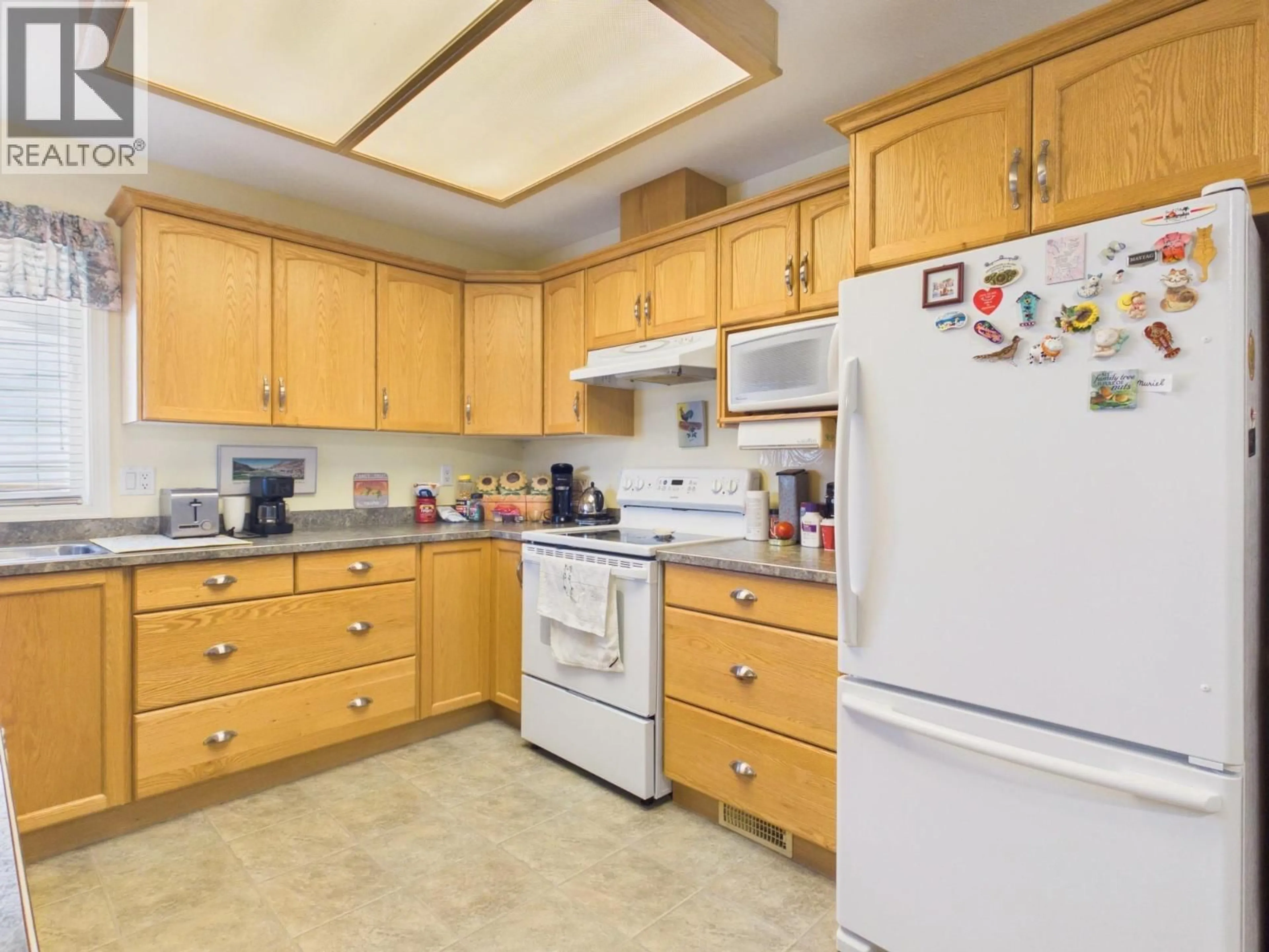 Standard kitchen, unknown for 14 POPLAR COURT, Osoyoos British Columbia V0H1V5