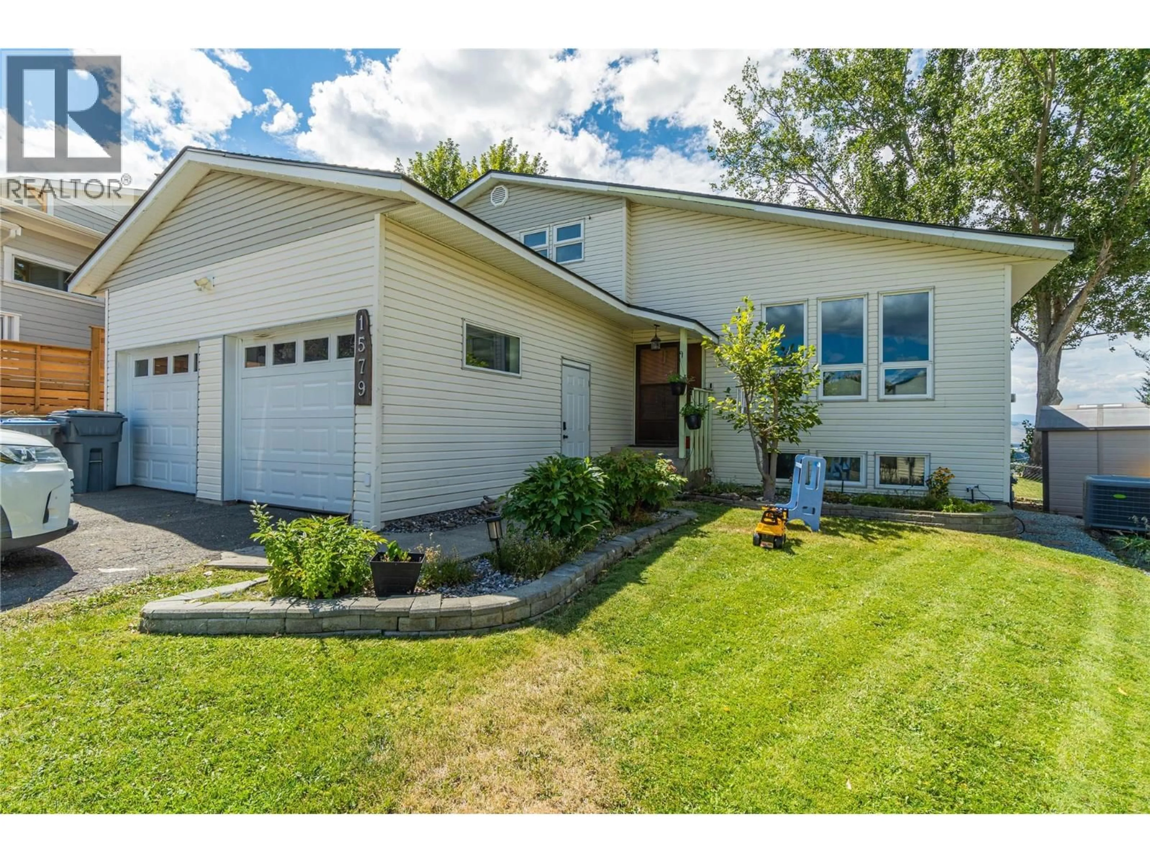 Home with vinyl exterior material, street for 1579 NAPIER PLACE, Kamloops British Columbia V2B7S1