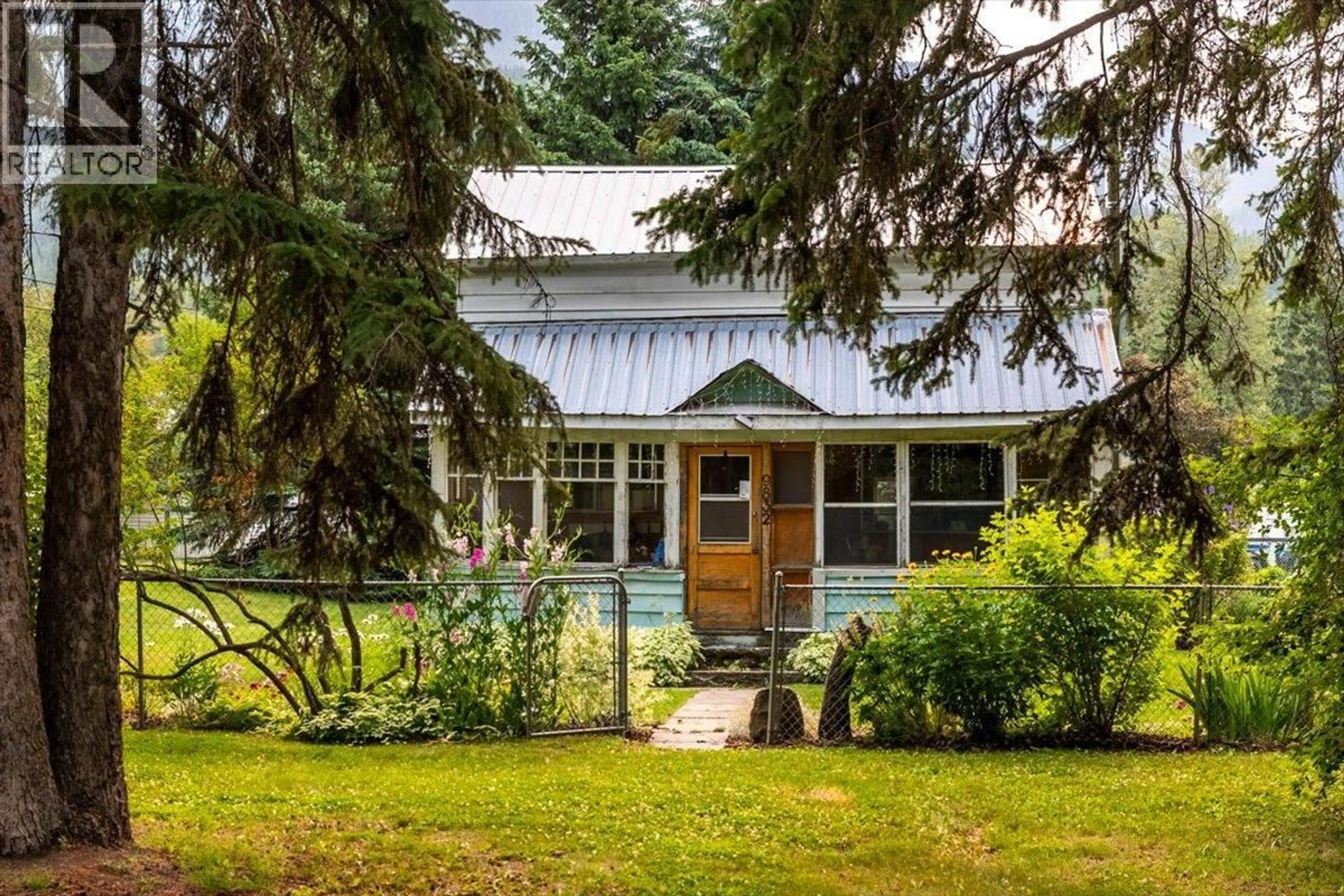 Home with vinyl exterior material, street for 9832 VICTORIA STREET, Fernie British Columbia V0B1M5