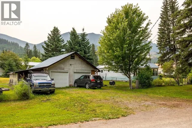 9832 VICTORIA STREET, Fernie 5