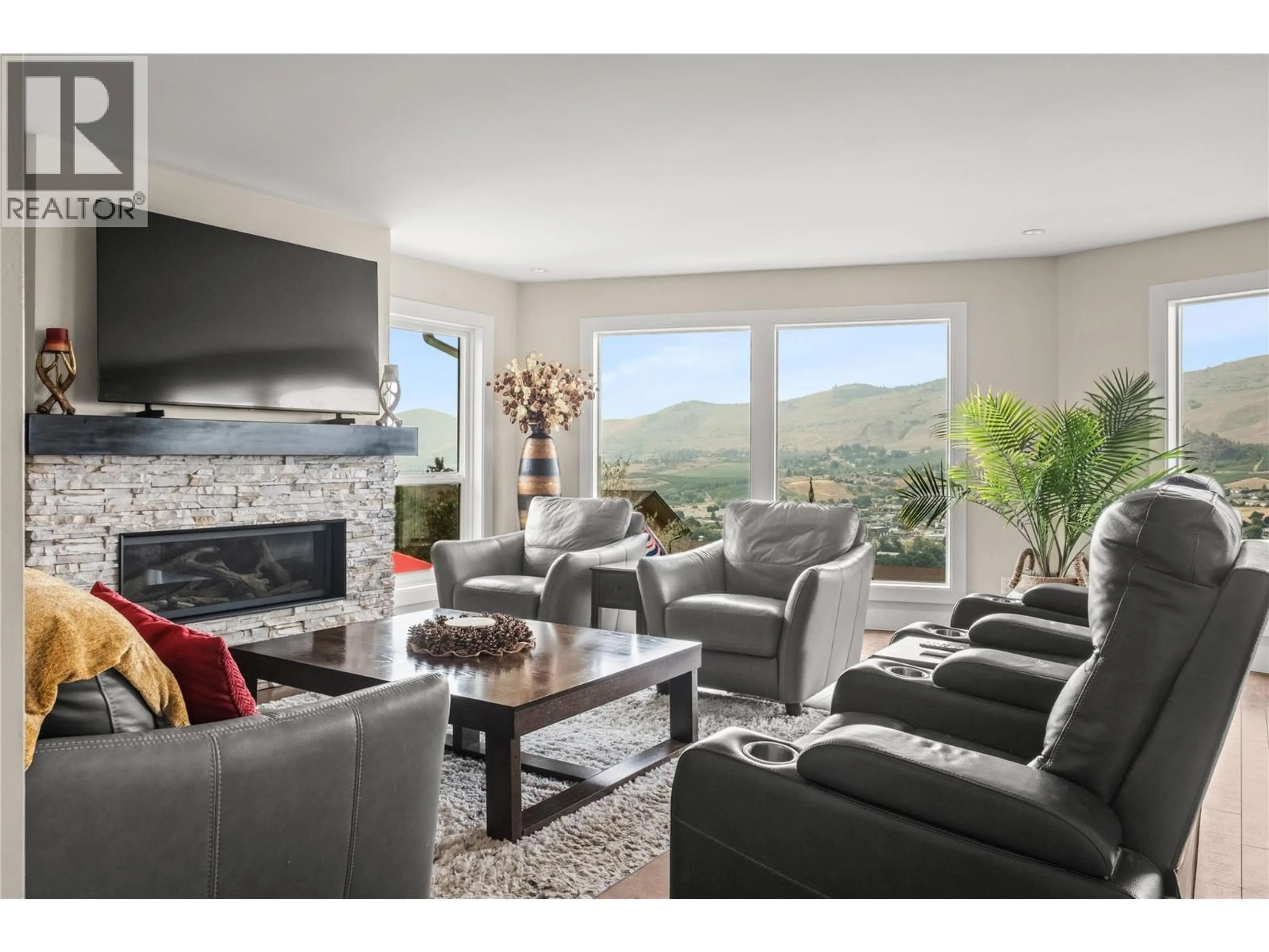 Living room with furniture, unknown for 4119 15 AVENUE, Vernon British Columbia V1T8H1