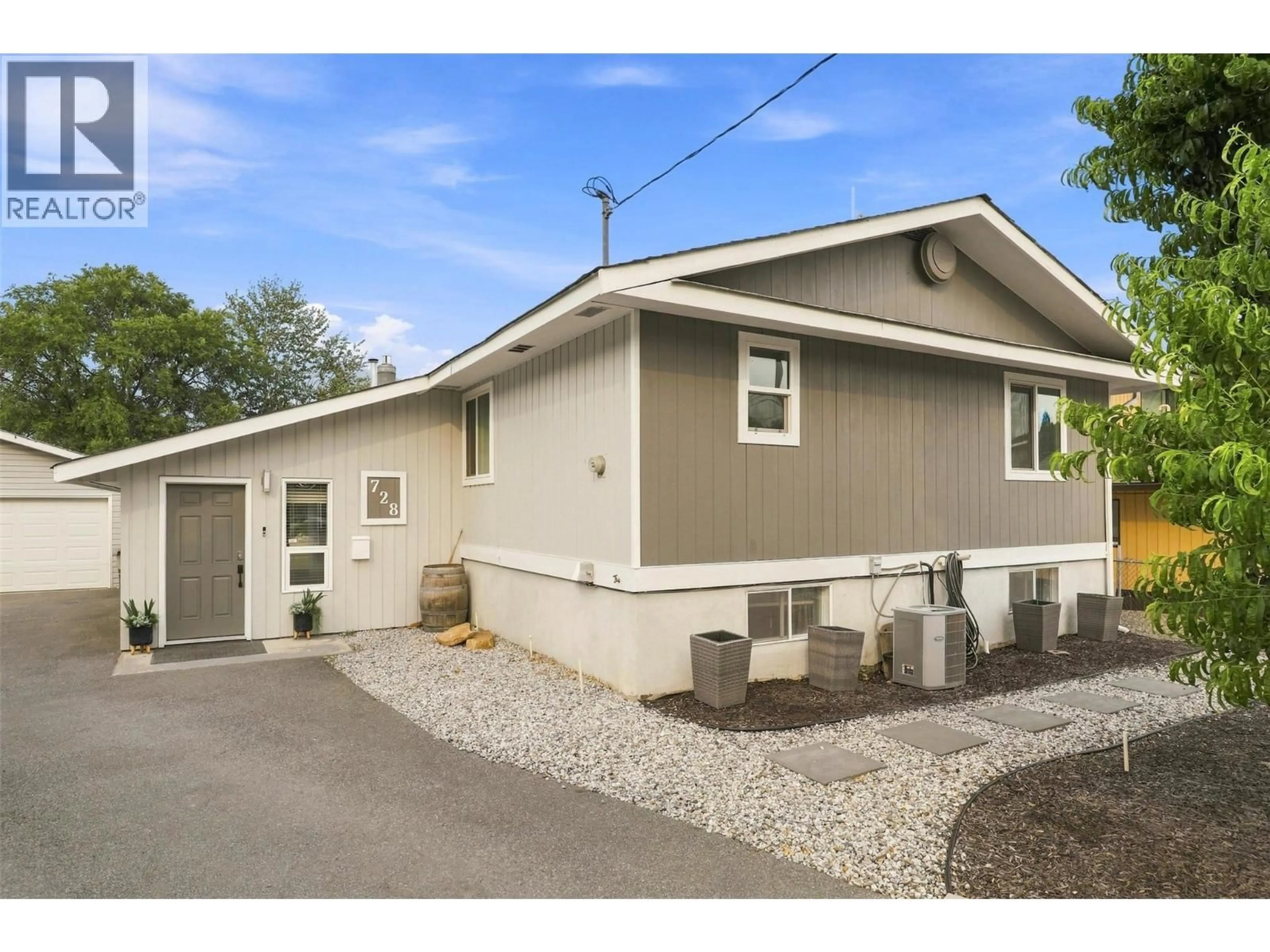 Home with vinyl exterior material, street for 728 DRIFTWOOD PLACE, Kamloops British Columbia V2B7Y5