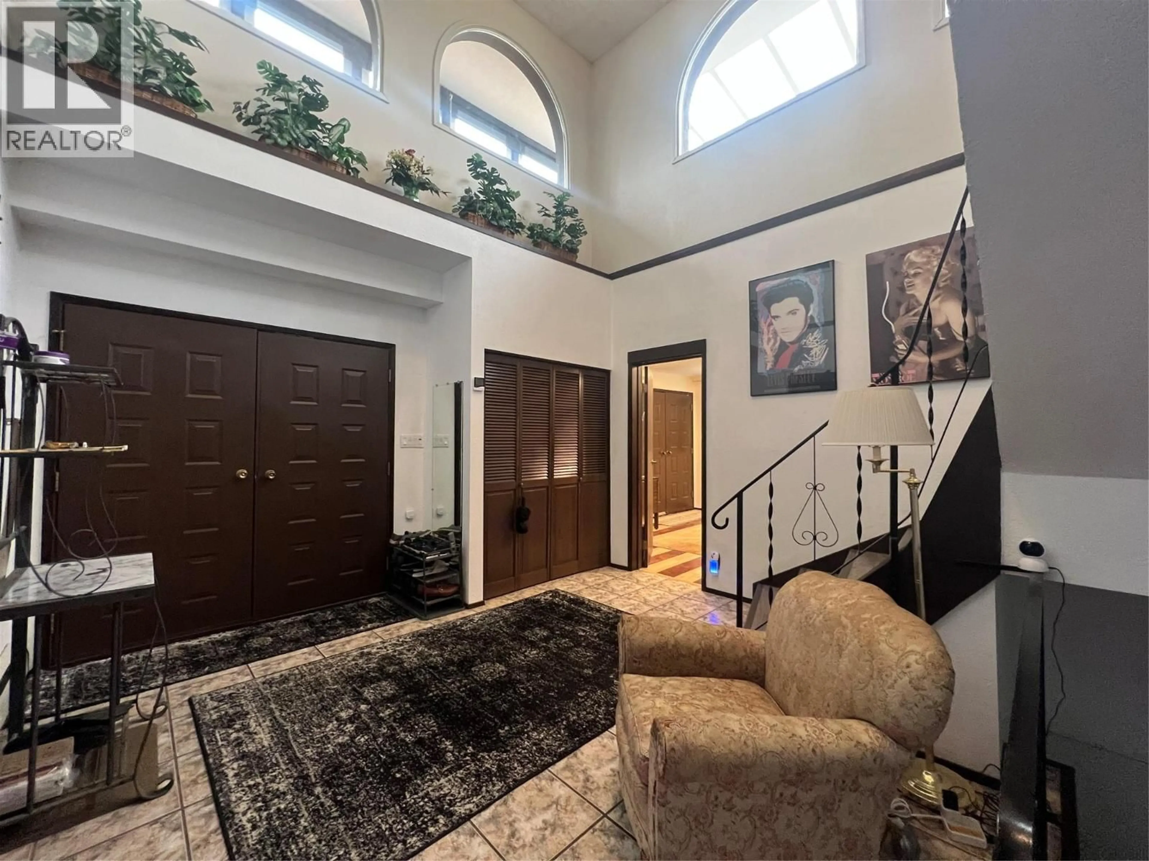 Indoor foyer for 808 96 AVENUE, Dawson Creek British Columbia V1G1K7