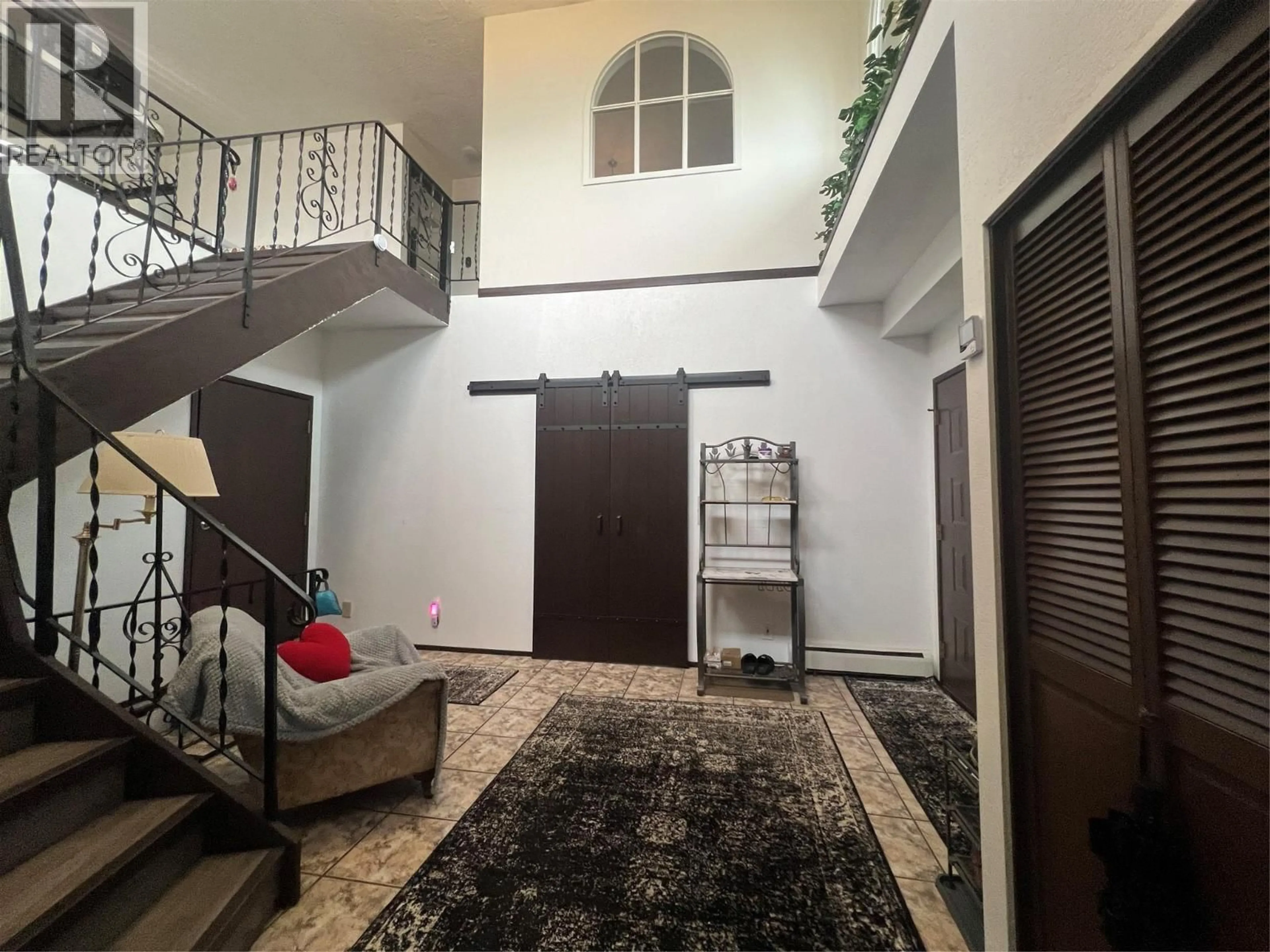 Indoor foyer for 808 96 AVENUE, Dawson Creek British Columbia V1G1K7