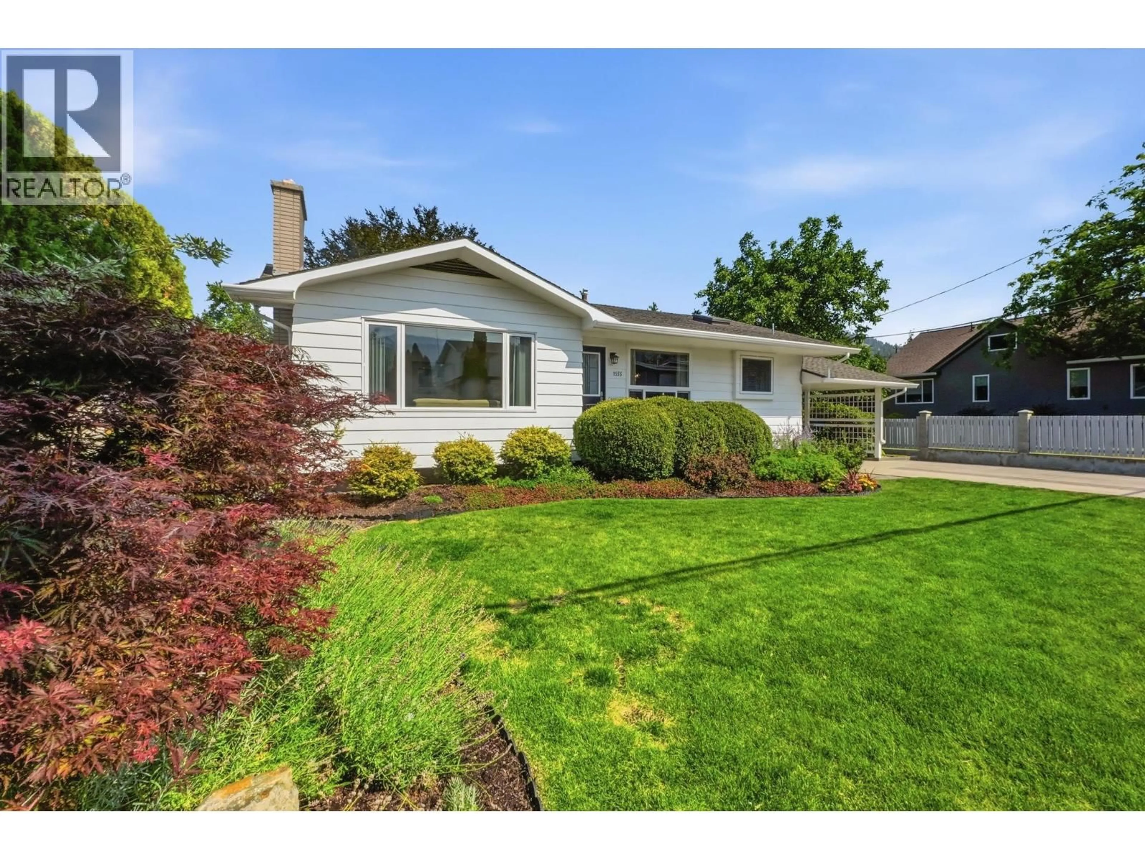 Home with vinyl exterior material, street for 1555 DUNCAN AVENUE EAST, Penticton British Columbia V2A2X7