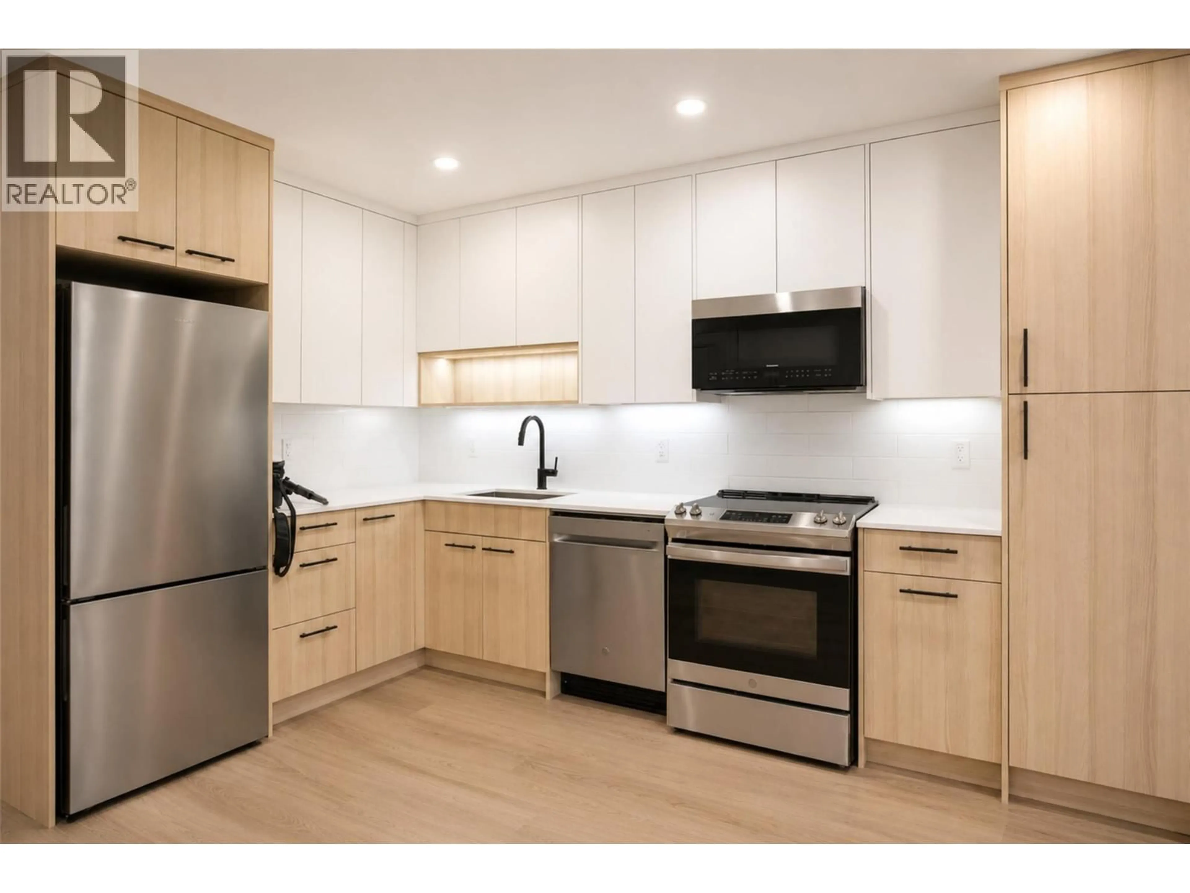 Standard kitchen, wood/laminate floor for 409 - 1380 PRIDHAM AVENUE, Kelowna British Columbia V1Y0P7