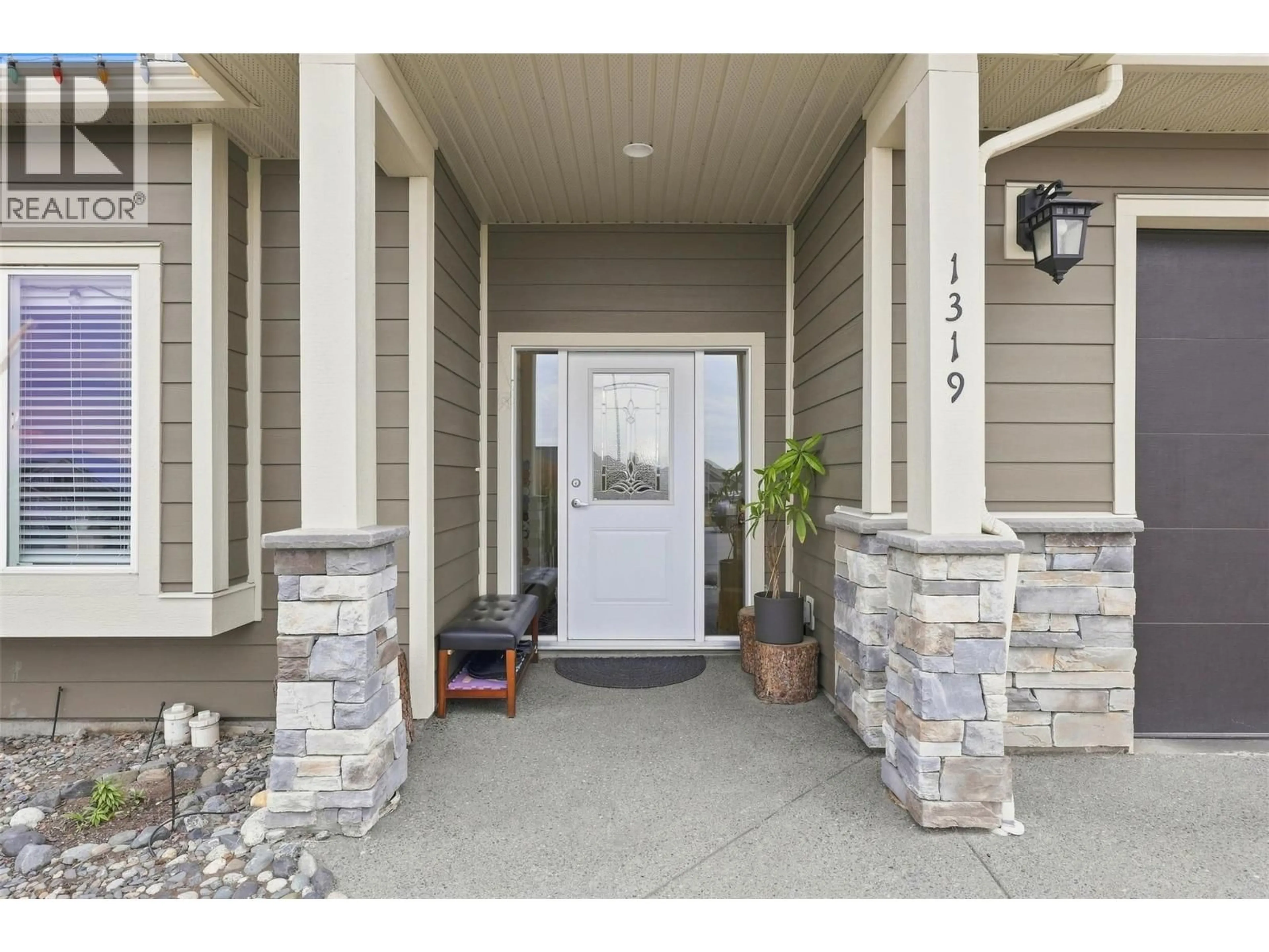 Indoor entryway for 1319 DUNBAR DRIVE, Kamloops British Columbia V1S0C6