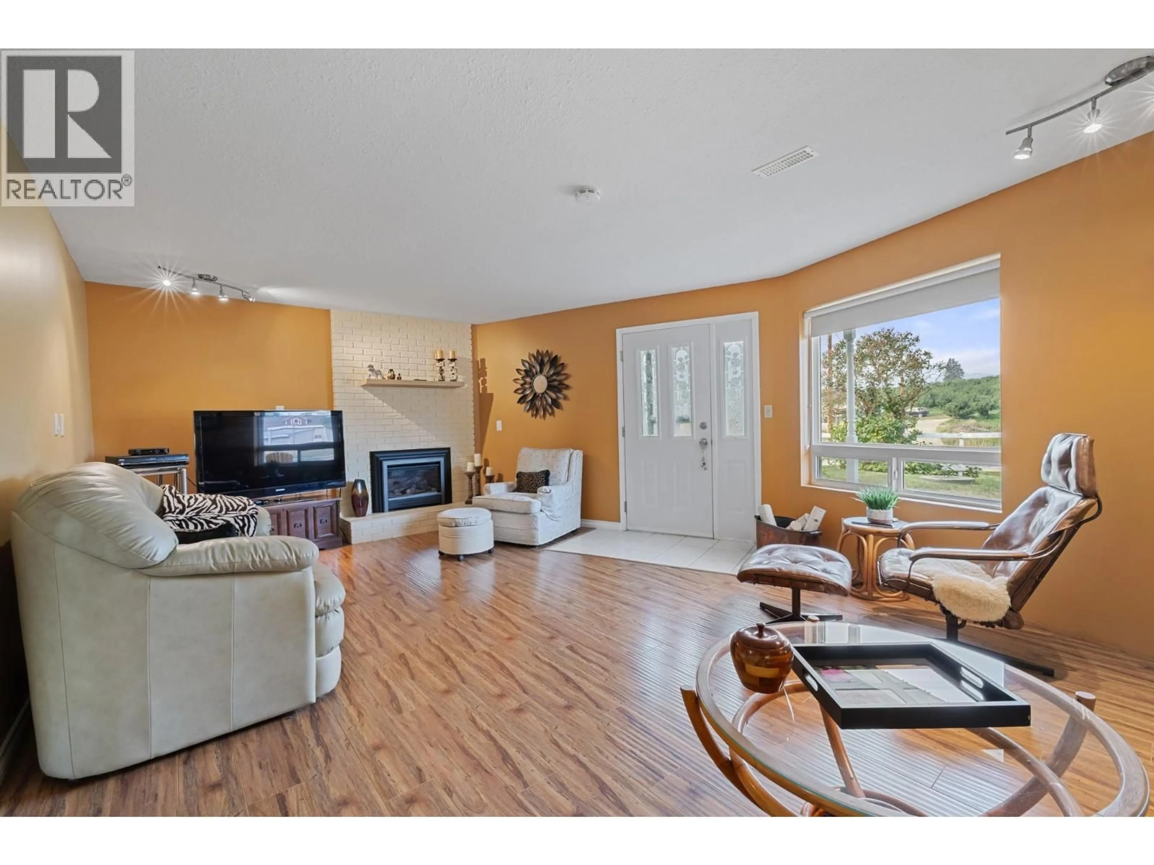Living room with furniture, unknown for 535 CURTIS ROAD, Kelowna British Columbia V1V2G6