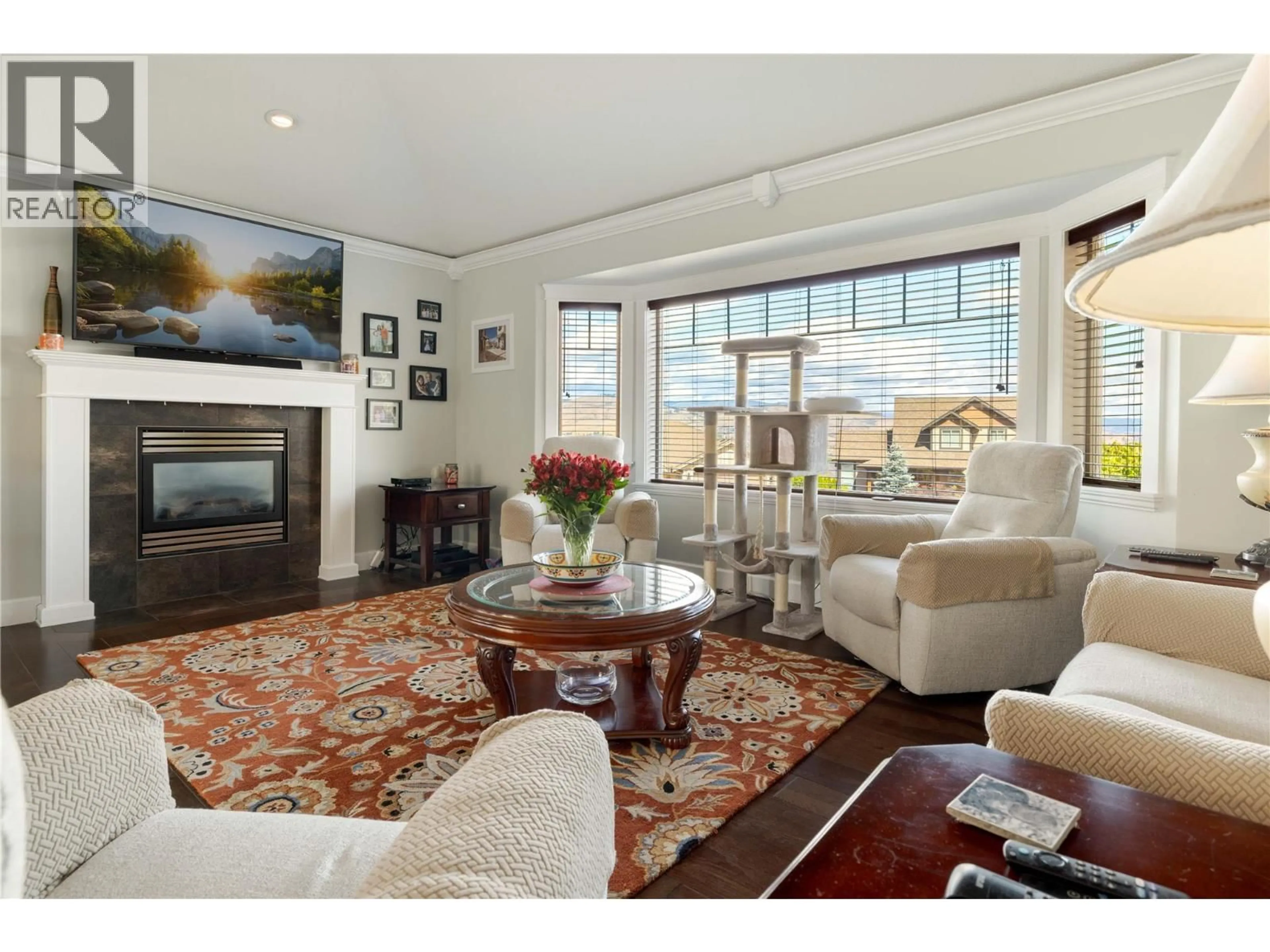 Living room with furniture, unknown for 927 MT. GRADY CLOSE, Vernon British Columbia V1B4B6