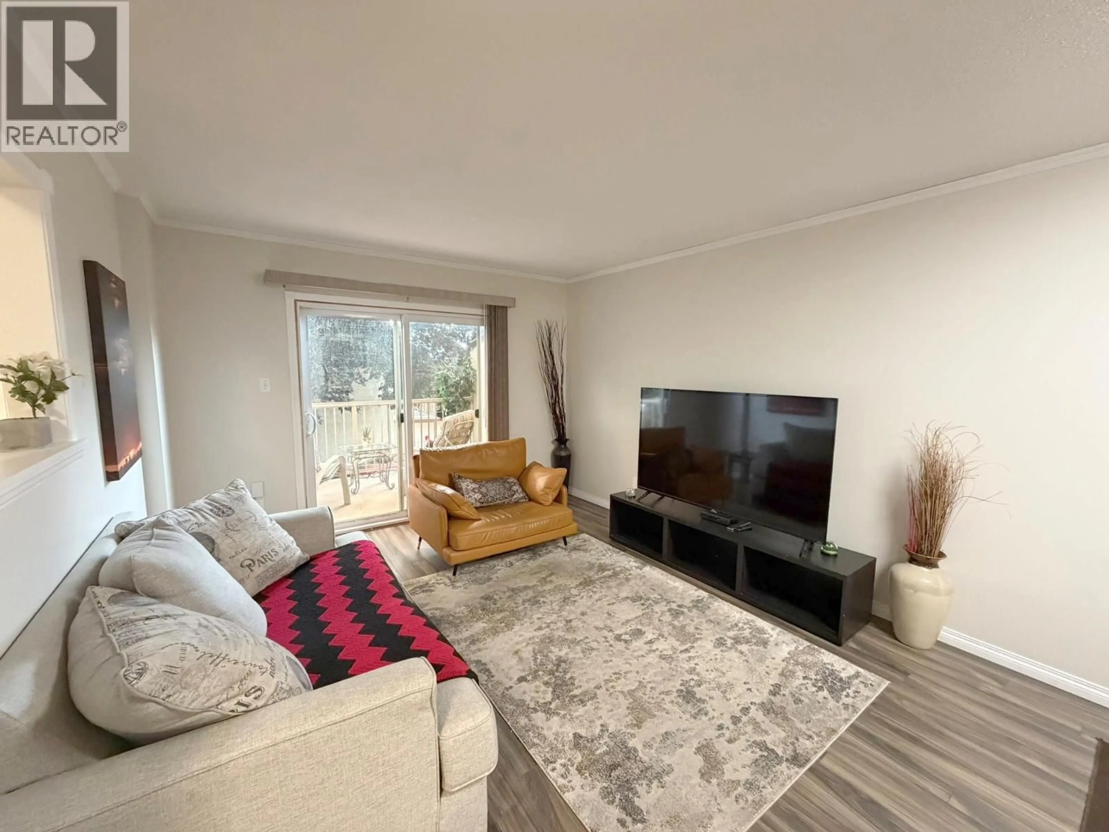 Living room with furniture, wood/laminate floor for 58 - 1469 SPRINGHILL DRIVE, Kamloops British Columbia V2E1H5