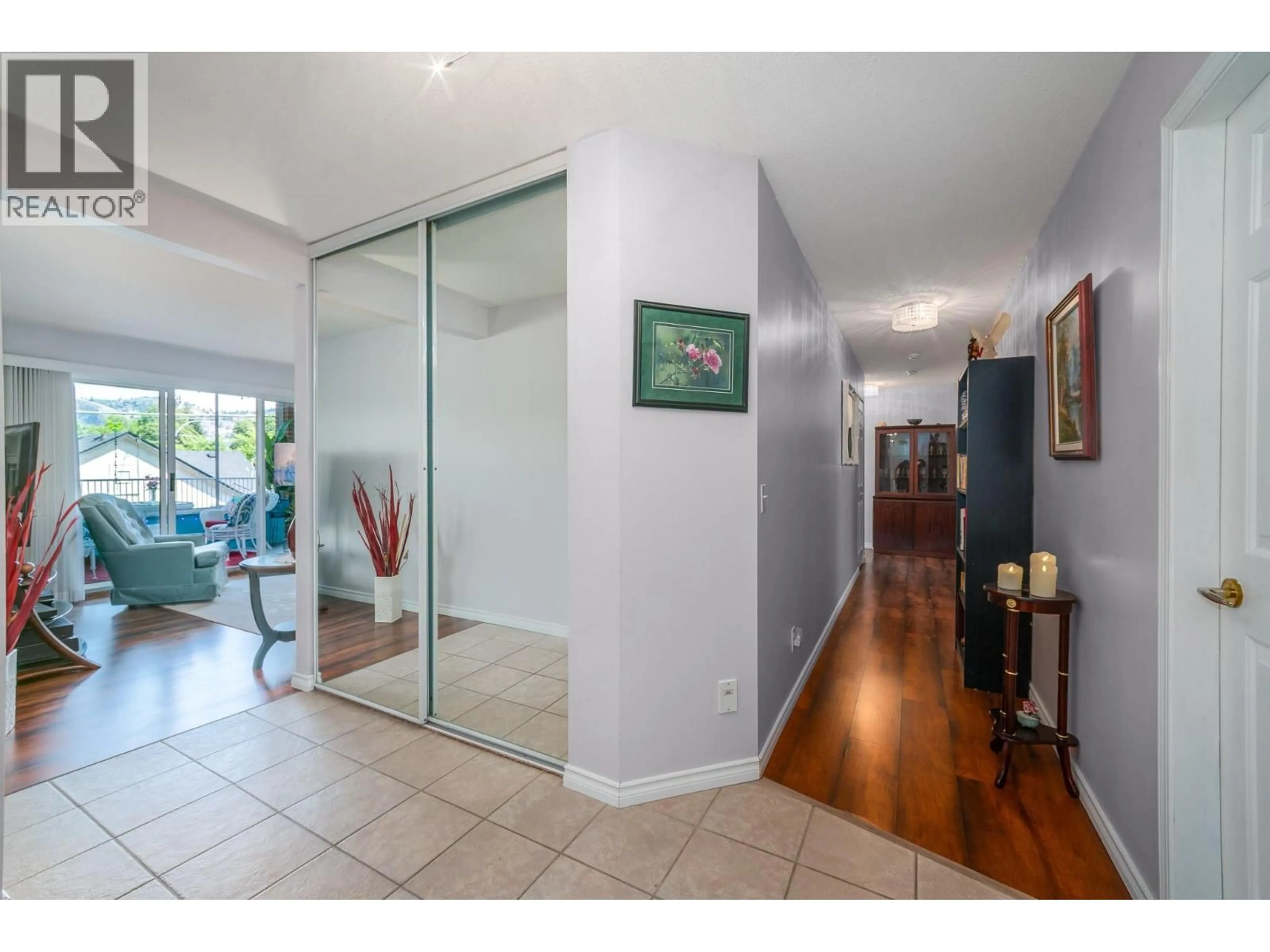 Indoor foyer for 103 - 878 BERNARD AVENUE, Kelowna British Columbia V1Y6P5