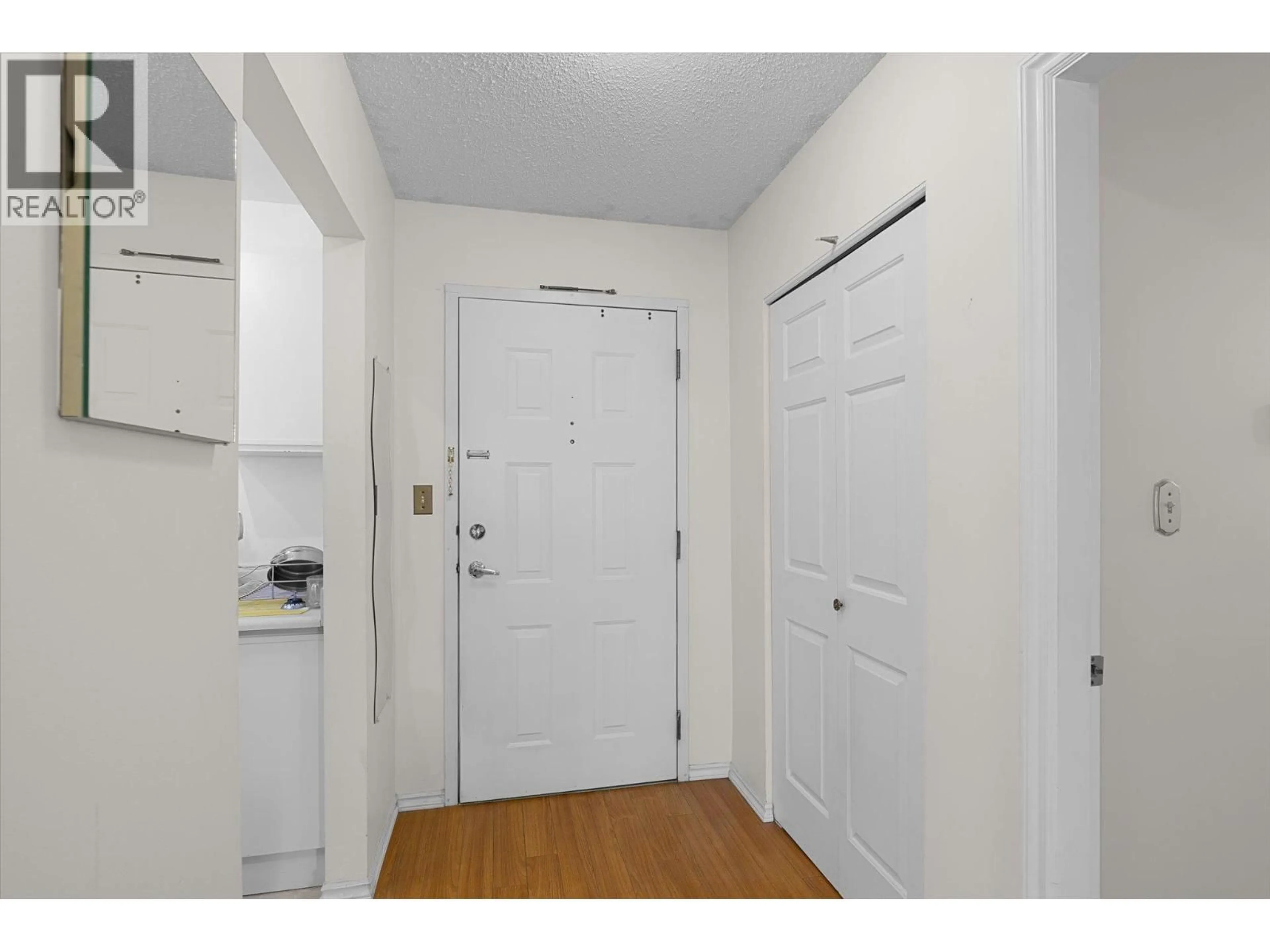 Indoor entryway for 307 - 1056 BERNARD AVENUE, Kelowna British Columbia V1Y8L7