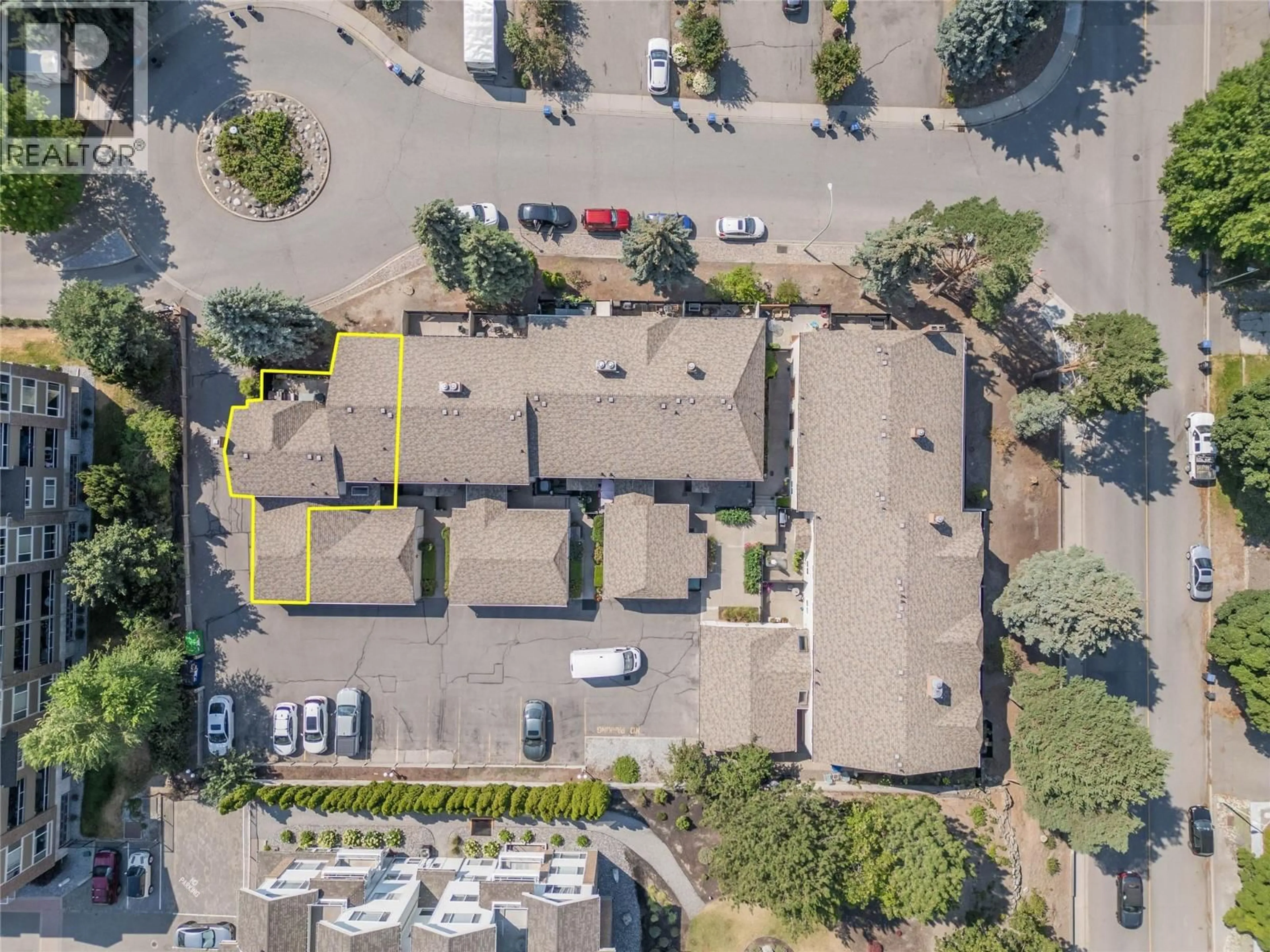 A pic from outside/outdoor area/front of a property/back of a property/a pic from drone, street for 1 - 1675 THAYER COURT, Kelowna British Columbia V1Y8M2