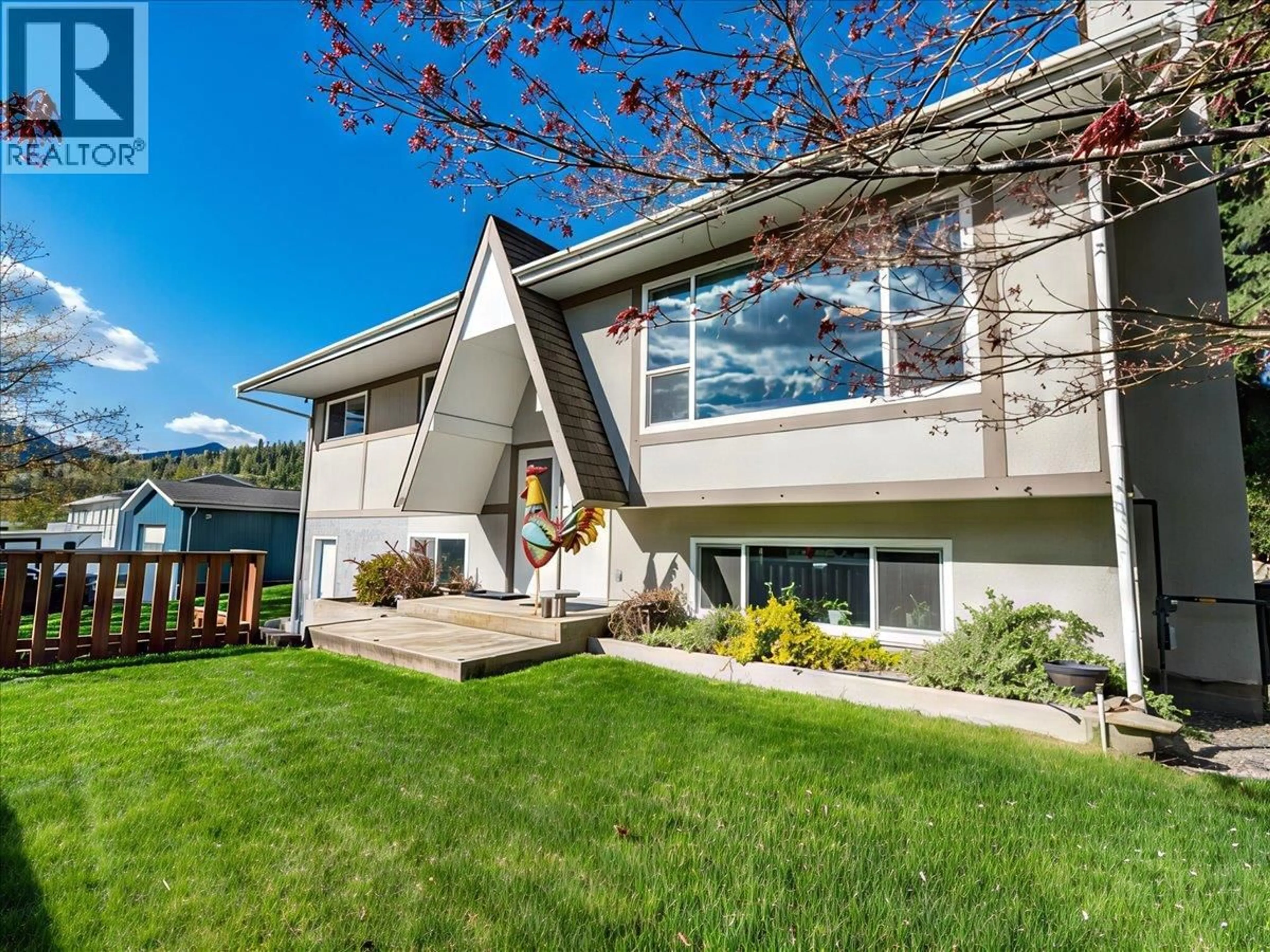 Home with vinyl exterior material, mountain view for 466 SECOND AVENUE, Rivervale British Columbia V1R4V5