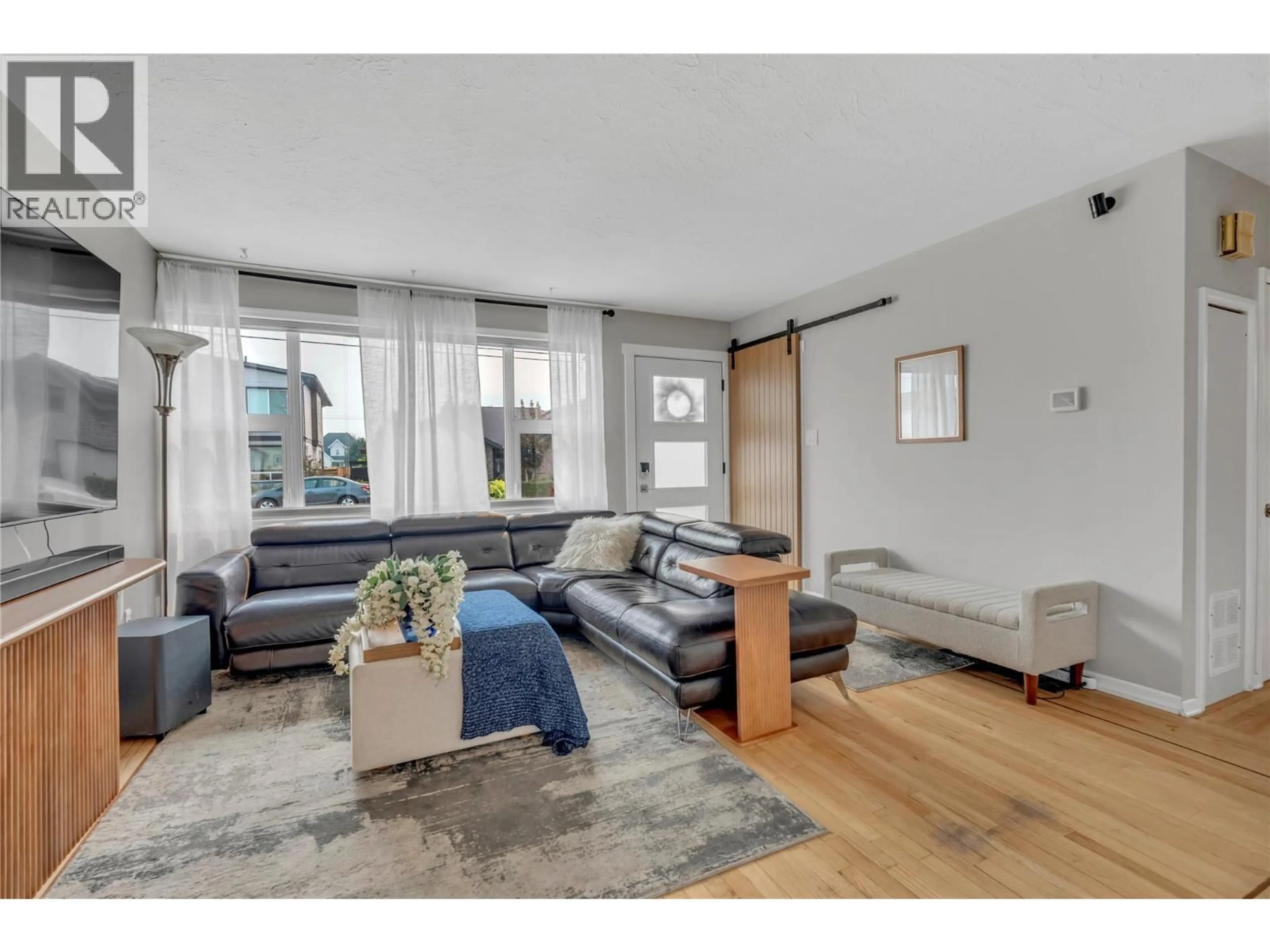 Living room with furniture, unknown for 367 DOUGLAS AVENUE, Penticton British Columbia V2A2V1