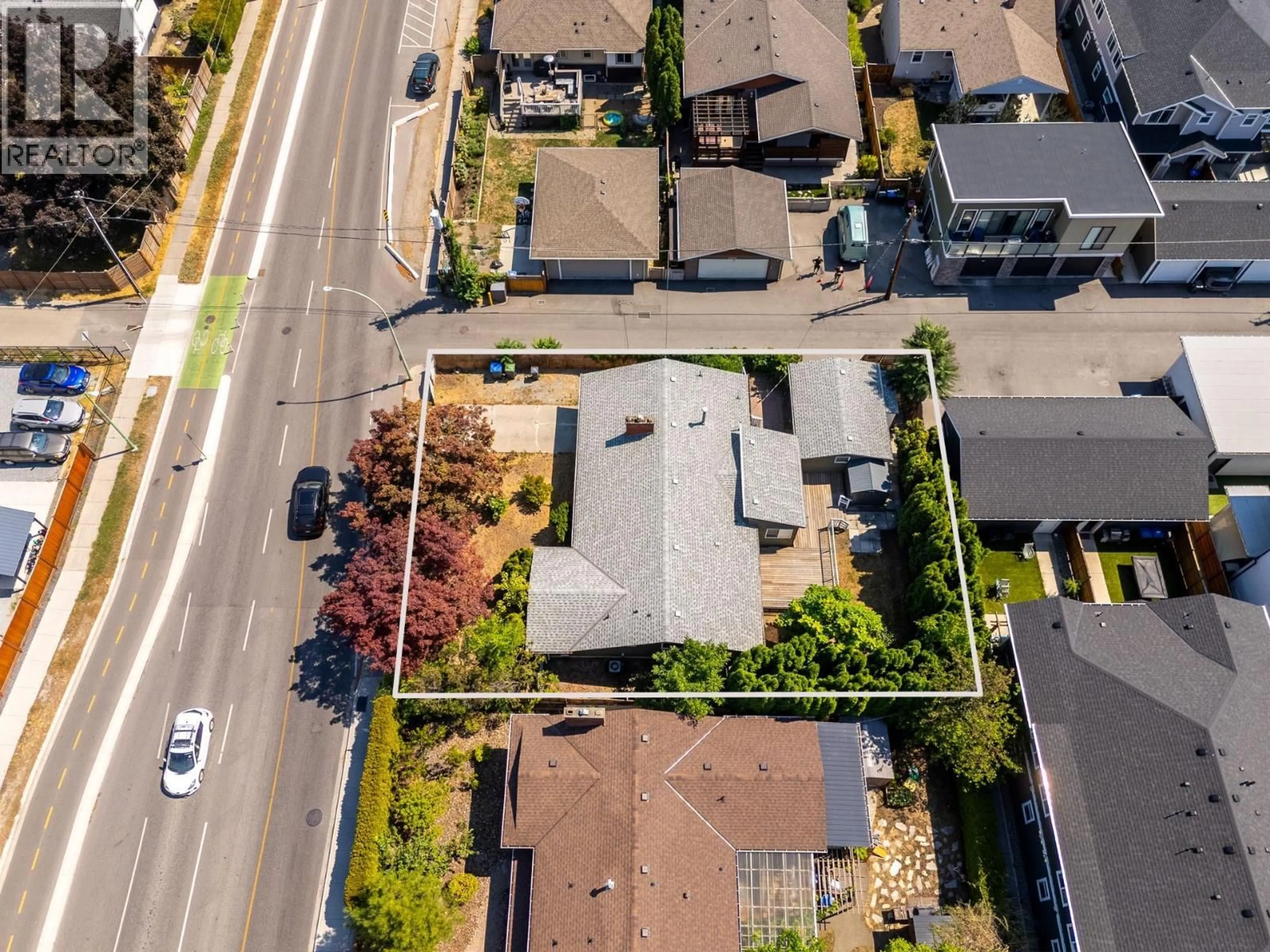 A pic from outside/outdoor area/front of a property/back of a property/a pic from drone, street for 925 SUTHERLAND AVENUE, Kelowna British Columbia V1Y5X6