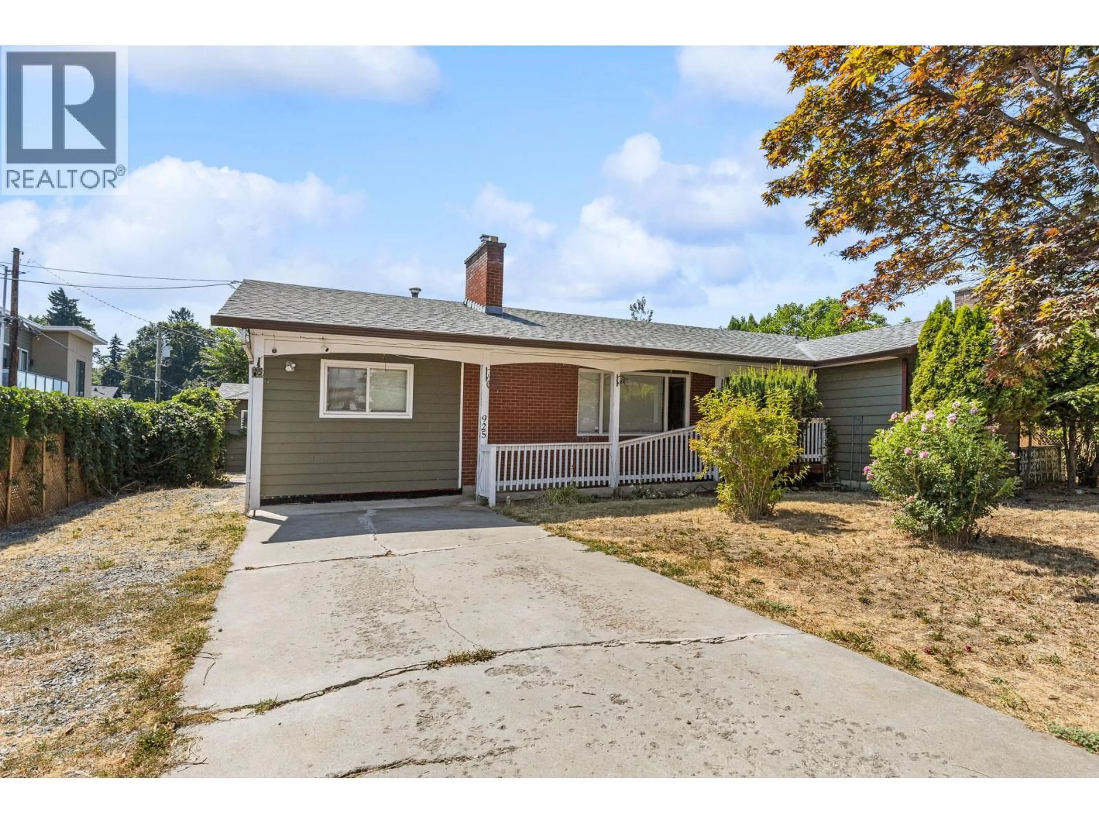 Home with vinyl exterior material, street for 925 SUTHERLAND AVENUE, Kelowna British Columbia V1Y5X6