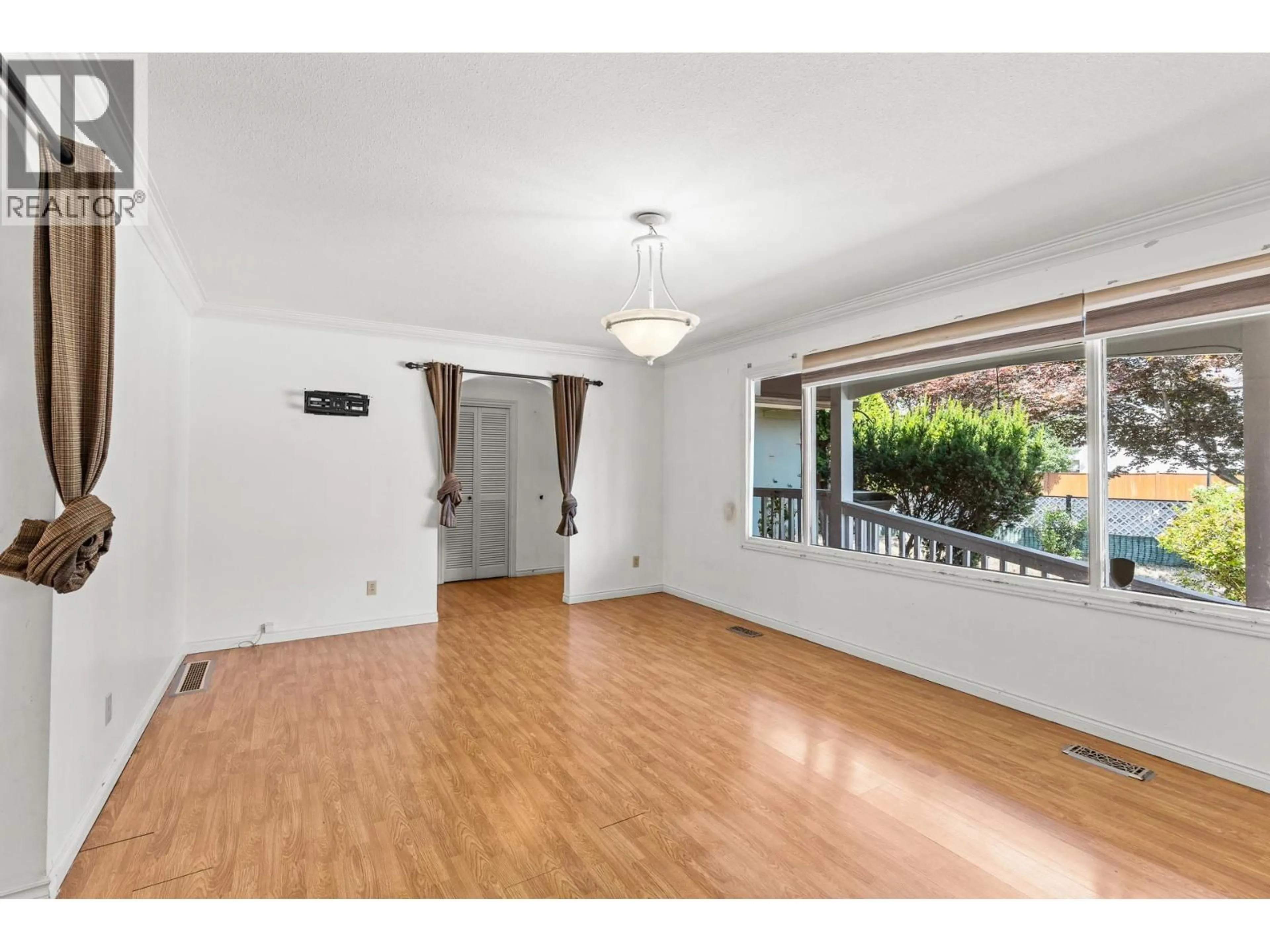 A pic of a room for 925 SUTHERLAND AVENUE, Kelowna British Columbia V1Y5X6