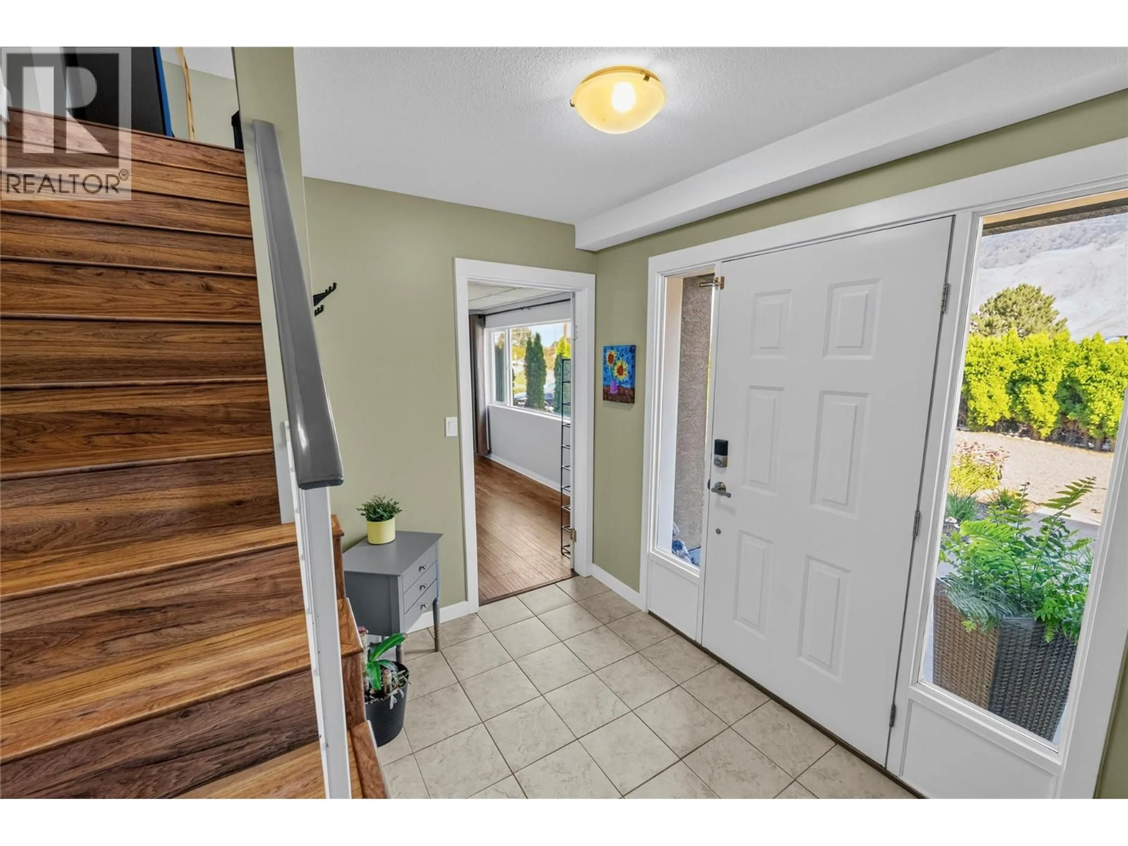 Indoor entryway for 2045 VALLEYVIEW DRIVE, Kamloops British Columbia V2C4C3