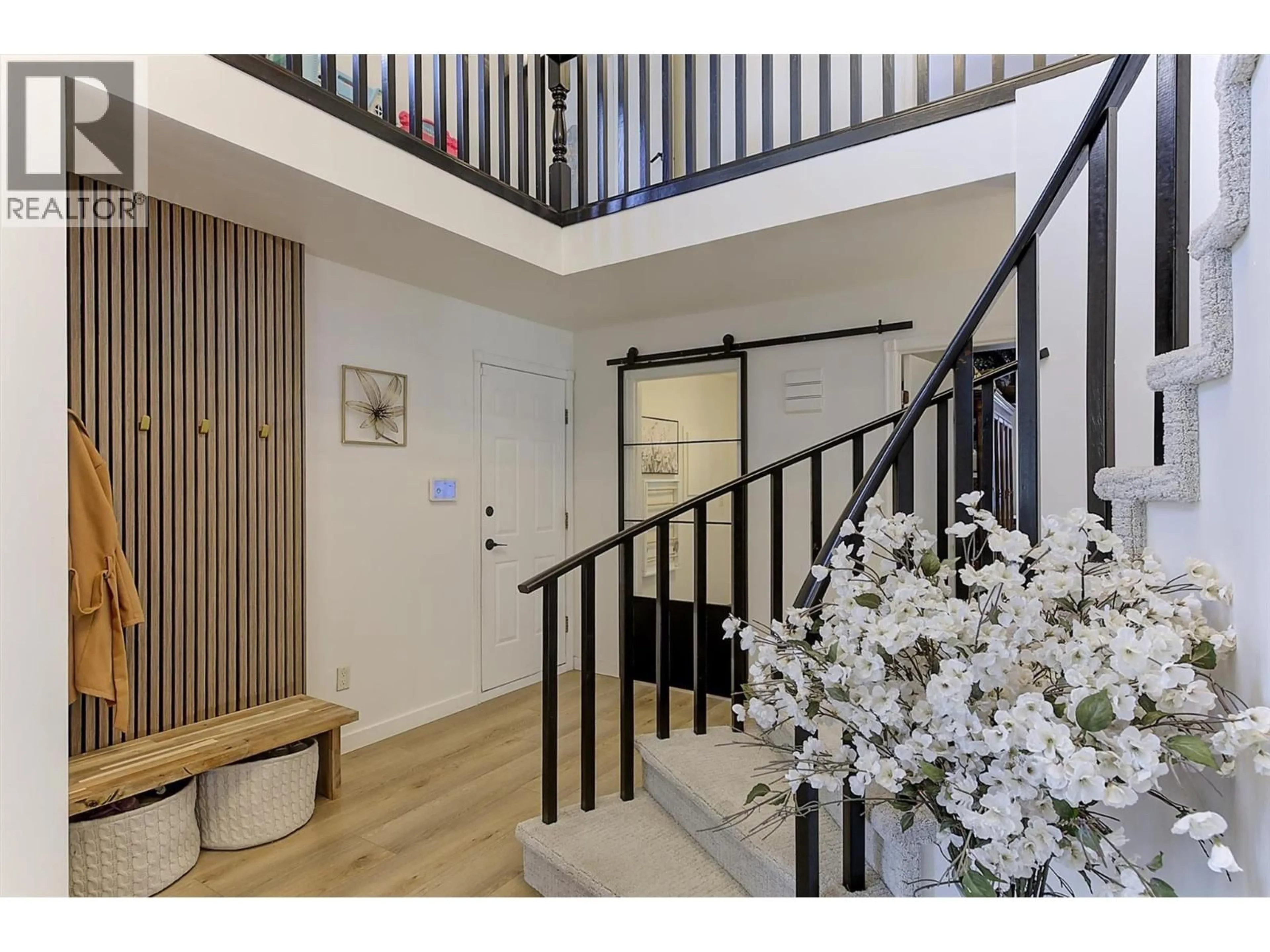 Indoor foyer for 687 BARNABY ROAD, Kelowna British Columbia V1W4N8