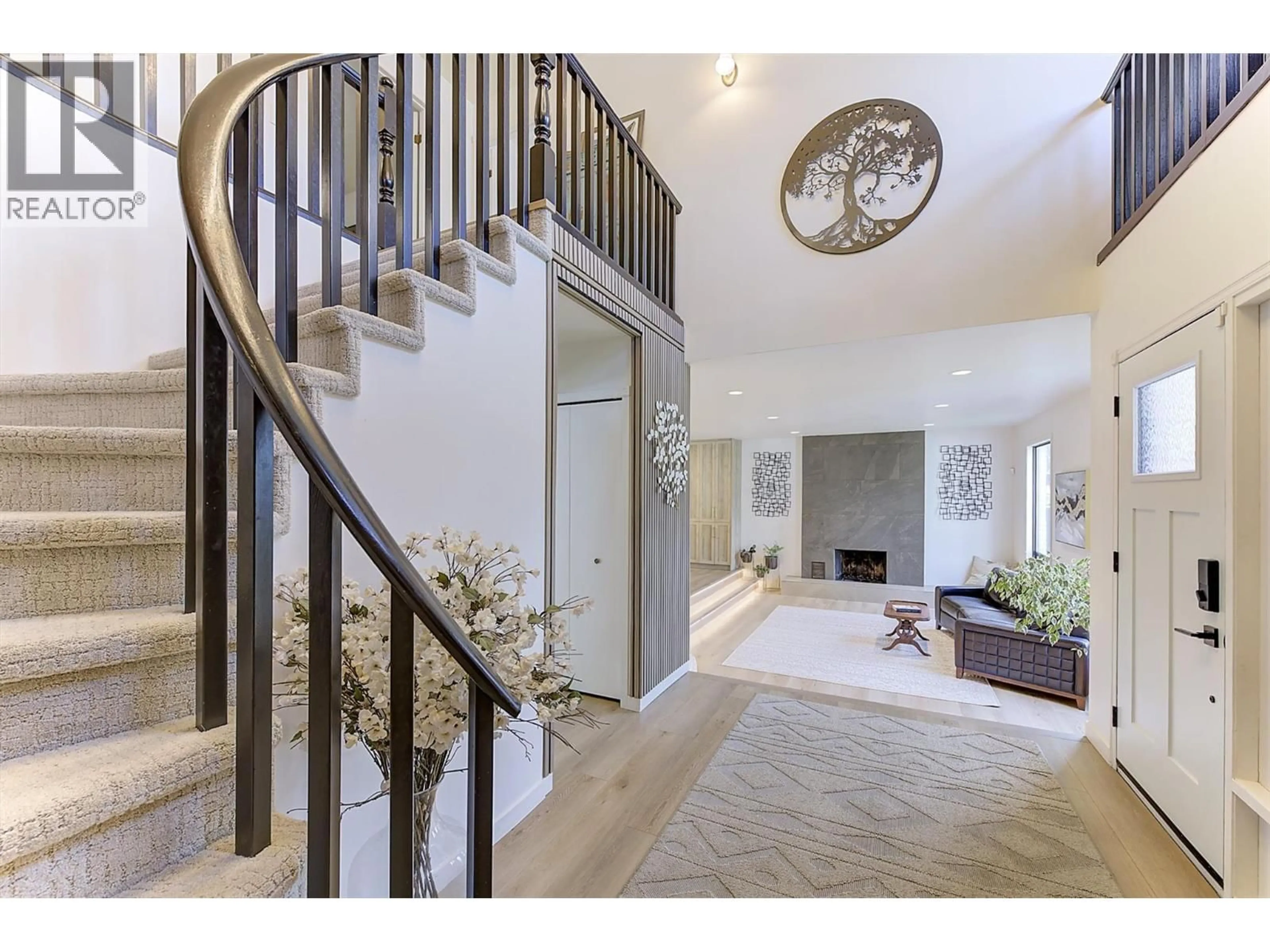 Indoor entryway for 687 BARNABY ROAD, Kelowna British Columbia V1W4N8