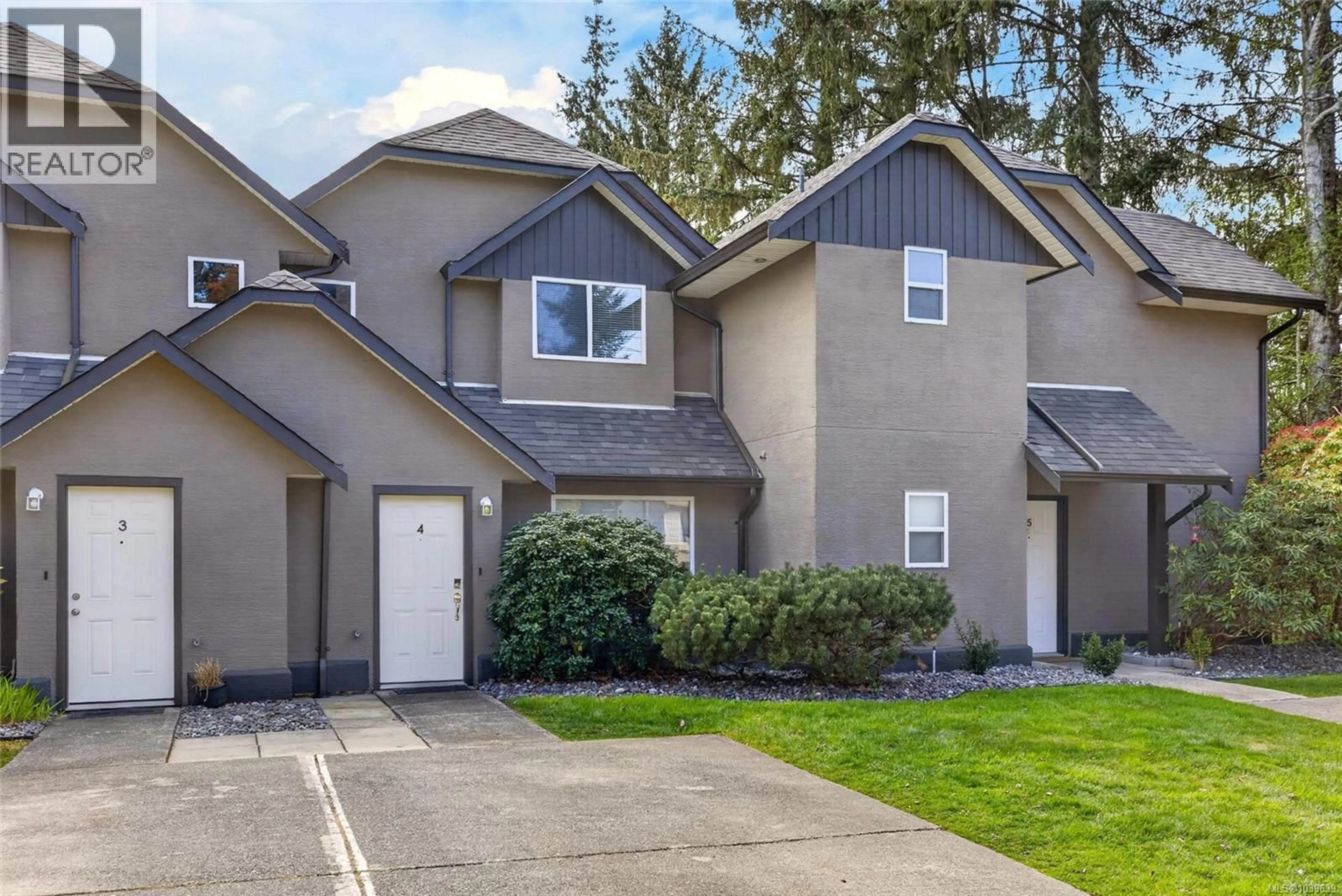 Home with vinyl exterior material, street for 4 - 555 ROCKLAND ROAD, Campbell River British Columbia V9W8B7