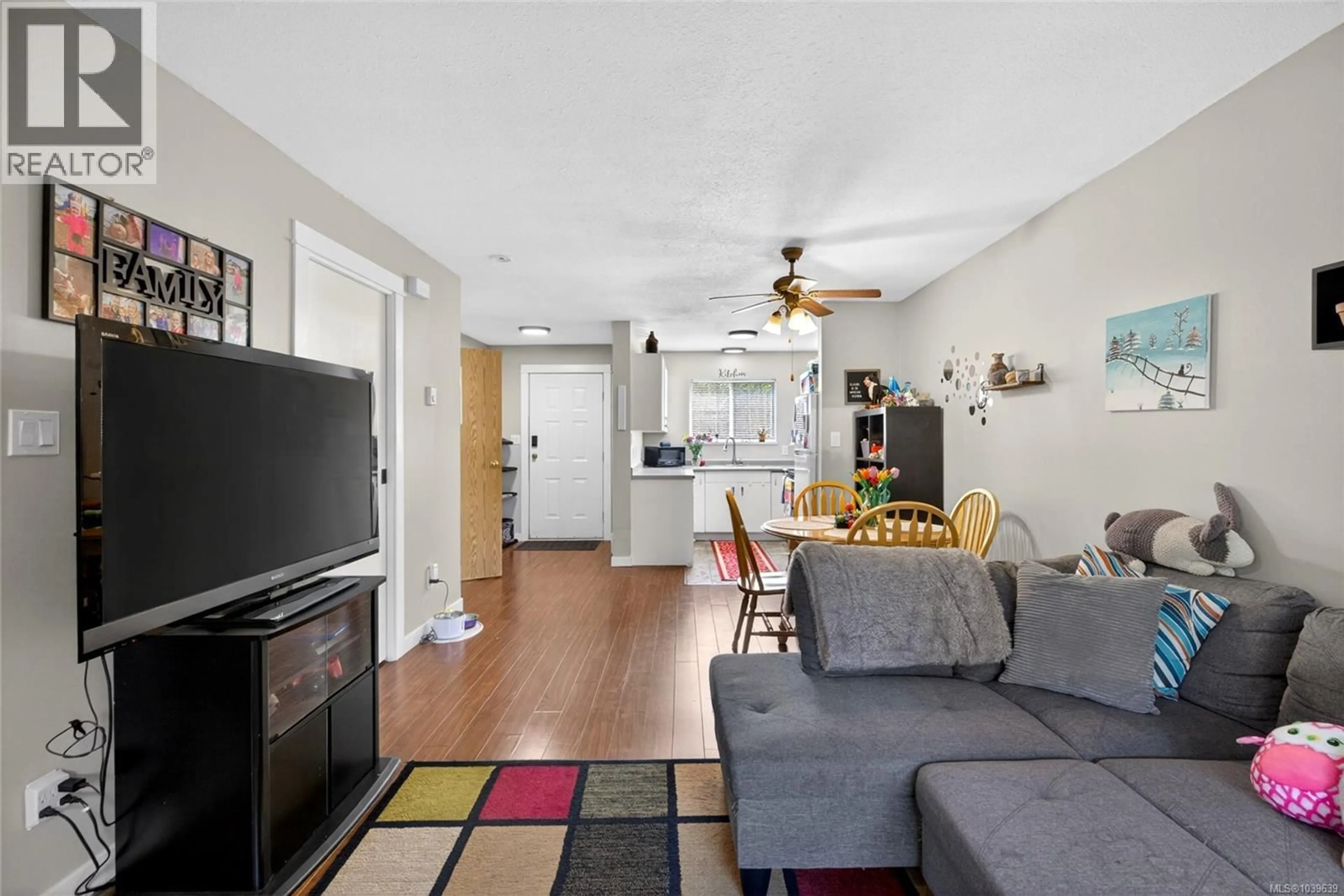 Living room with furniture, unknown for 4 - 555 ROCKLAND ROAD, Campbell River British Columbia V9W8B7